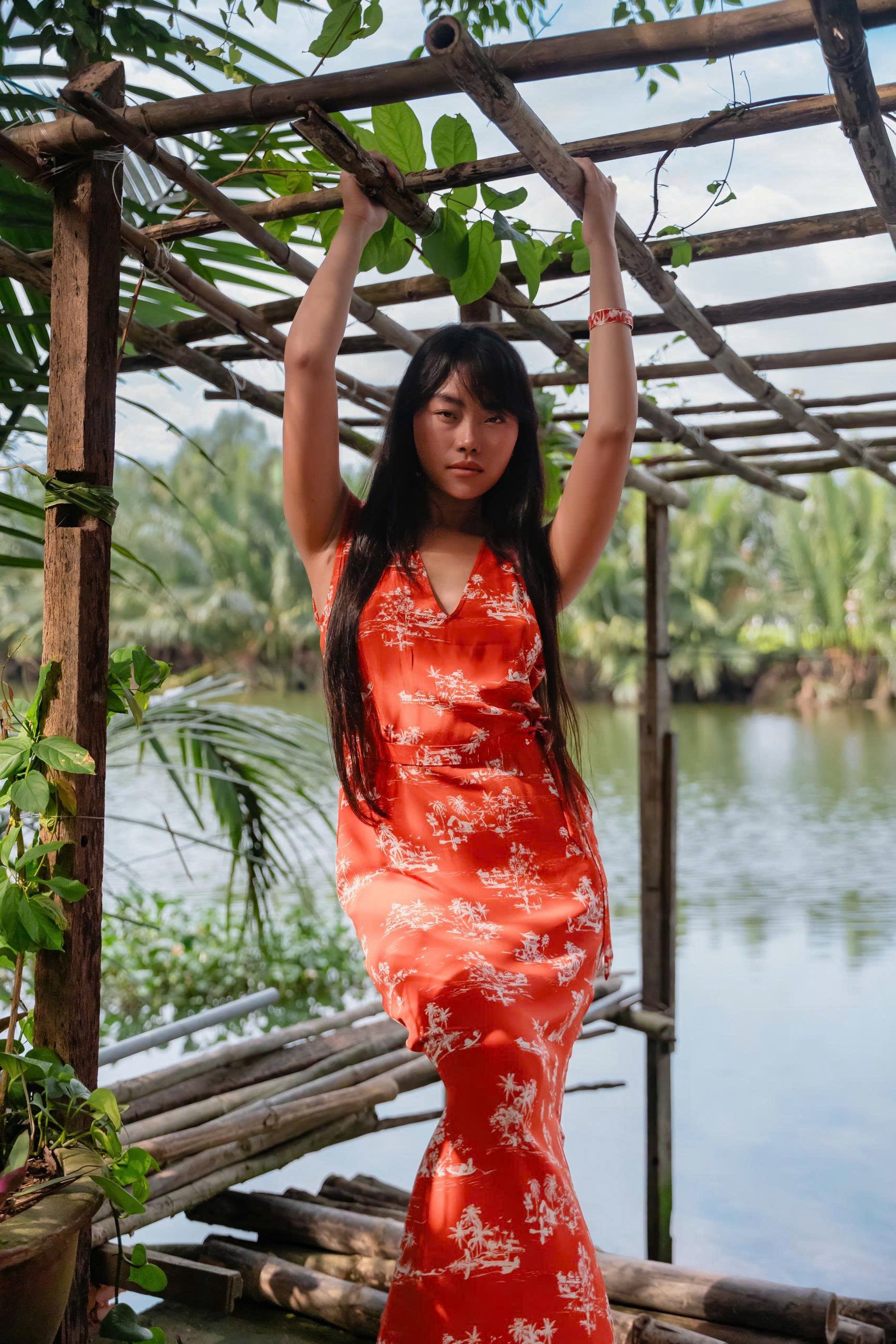 Hinh anh Mekong trên từng nếp lụa qua BST mới từ Metiseko 1