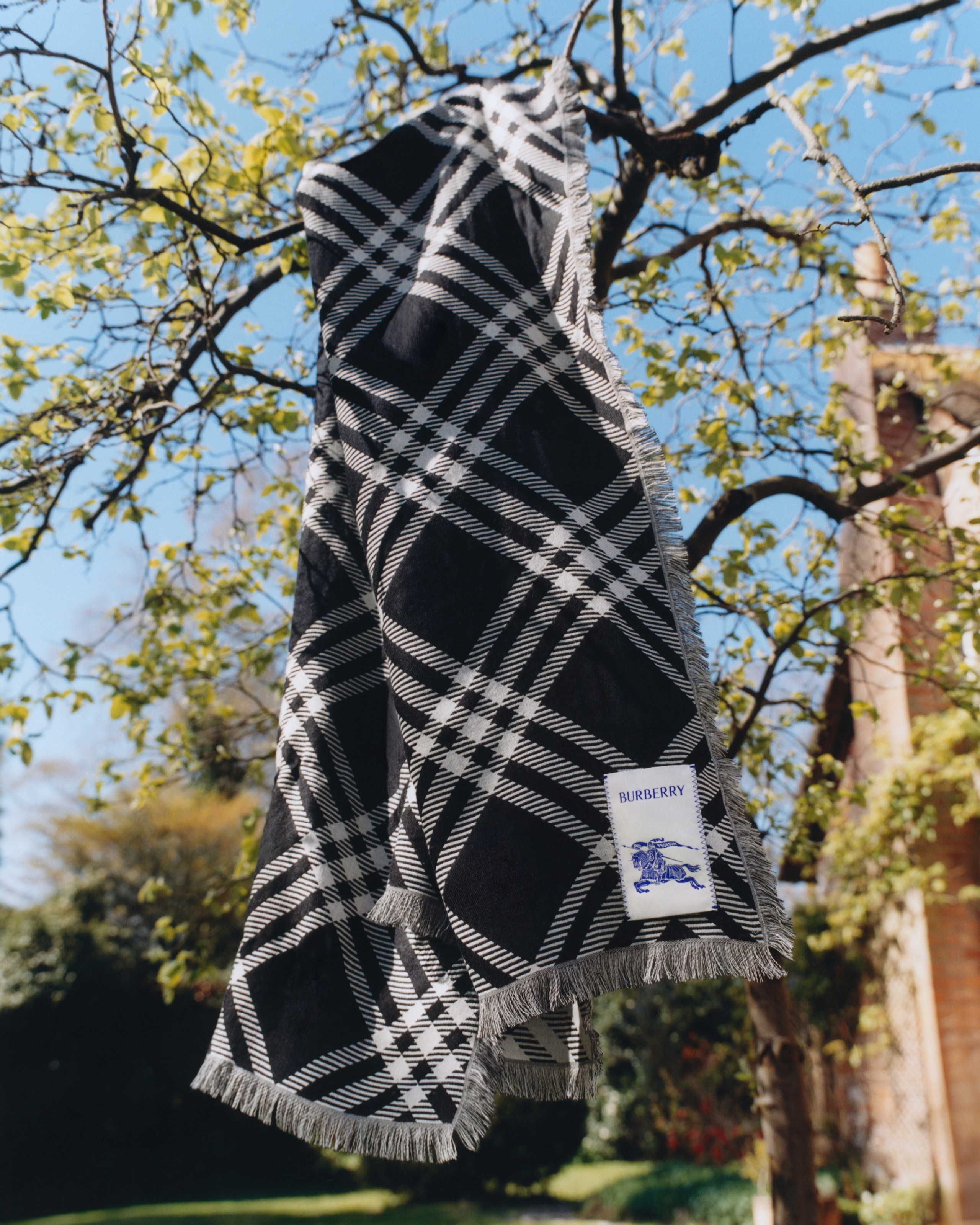 Click to edit image Hinh anh Burberry tôn vinh Ngày của Cha: Di sản thời trang giao thoa tình thân 5