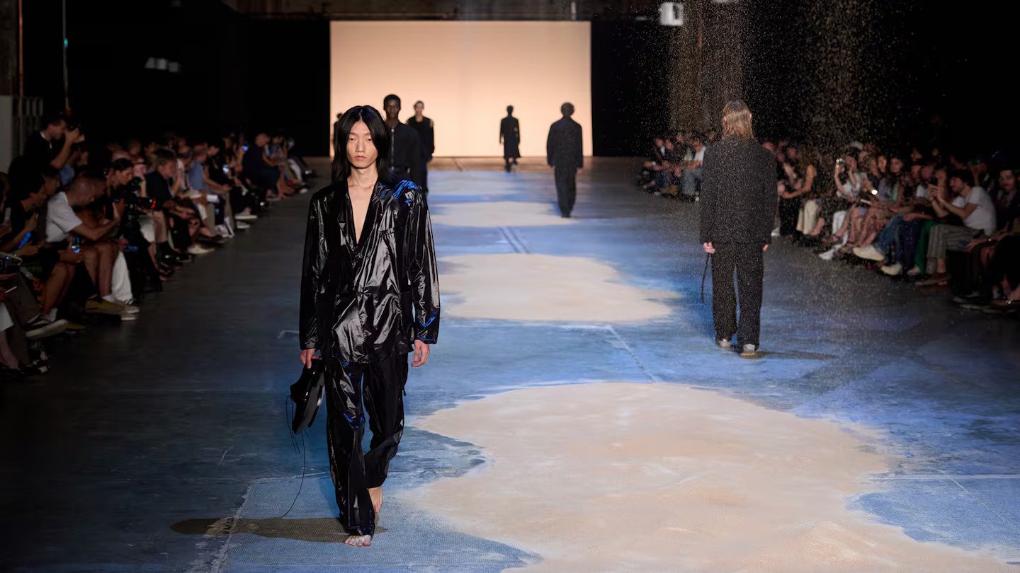Hinh anh Menswear Spring/Summer Pitti Uomo 2026: Thời trang nam có đang mắc kẹt trong kho lưu trữ quá khứ? 1