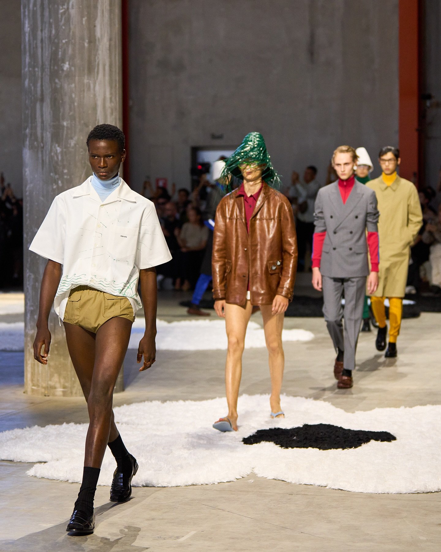 Hinh anh Prada Spring 2026 Menswear: Trở lại với bản năng dịu dàng 1
