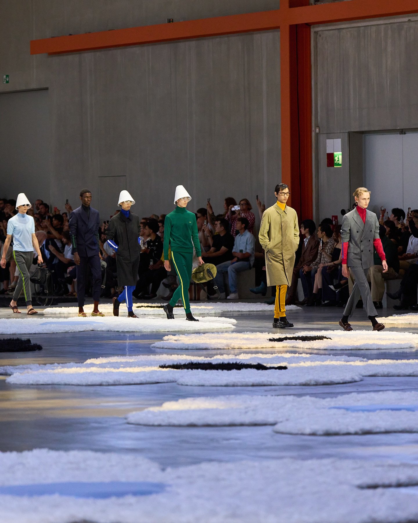Hinh anh Prada Spring 2026 Menswear: Trở lại với bản năng dịu dàng 16