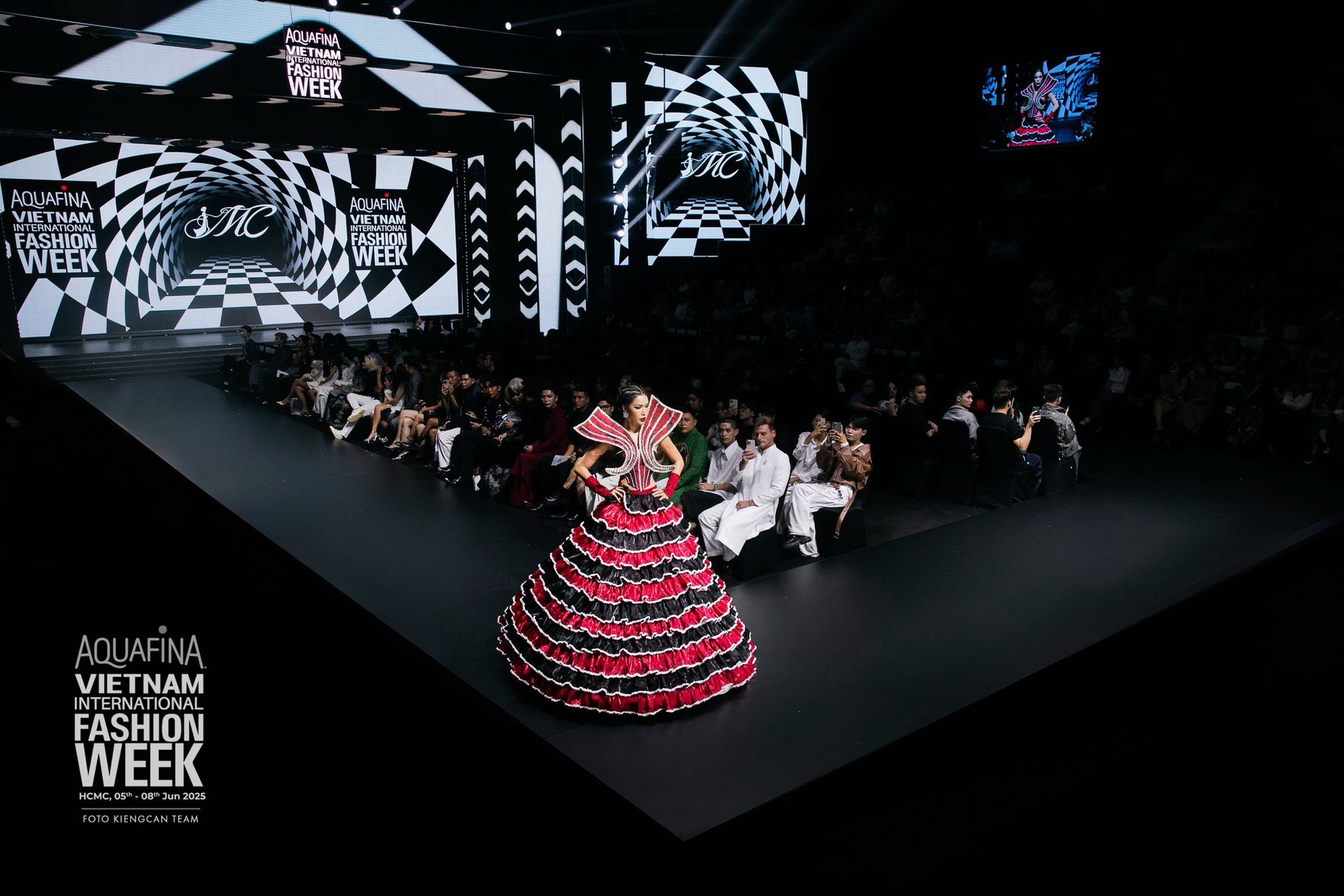 Hinh anh Năm 2025 và thời hoàng kim của fashion show Việt được “sống dậy” 3