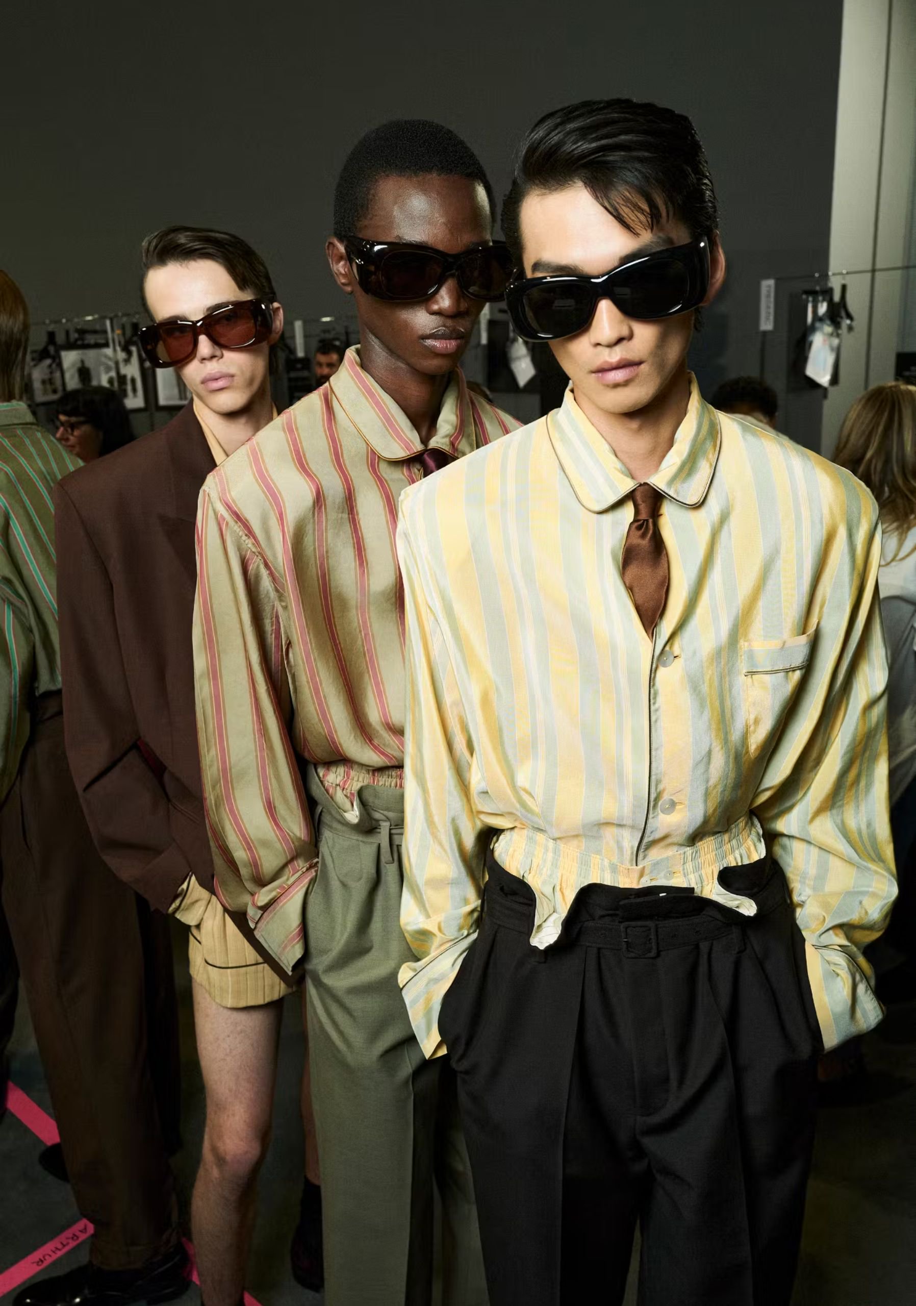 Hinh anh Xuân/Hè 2026, Anthony Vaccarello đặt lại câu hỏi: người nam của Saint Laurent có thể "thả lỏng" đến đâu? Bao nhiêu "vỏ bọc" có thể cởi bỏ mà vẫn giữ nguyên bản sắc? Và liệu đàn ông có thể được tự do không phải như một đặc quyền, mà như một điều hiển nhiên? 6