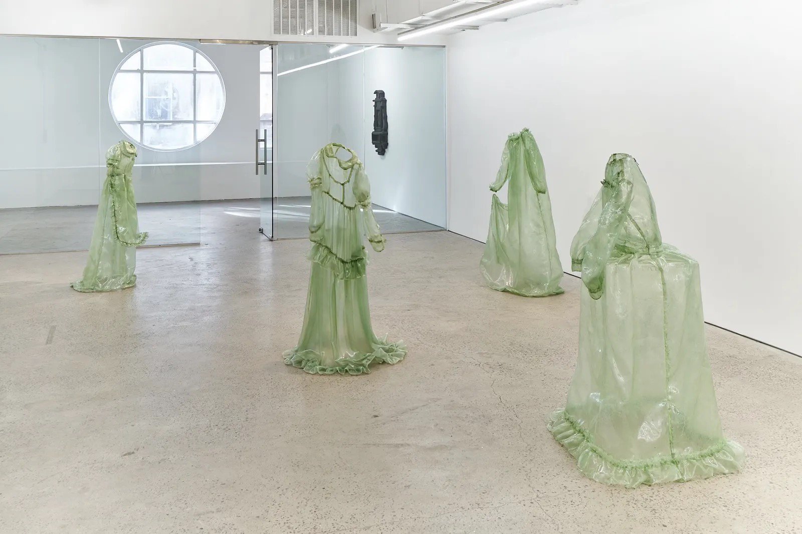 Hinh anh Ghost Dresses: Những chiếc váy "ma" chất vấn về sự hữu hạn của loài người 1