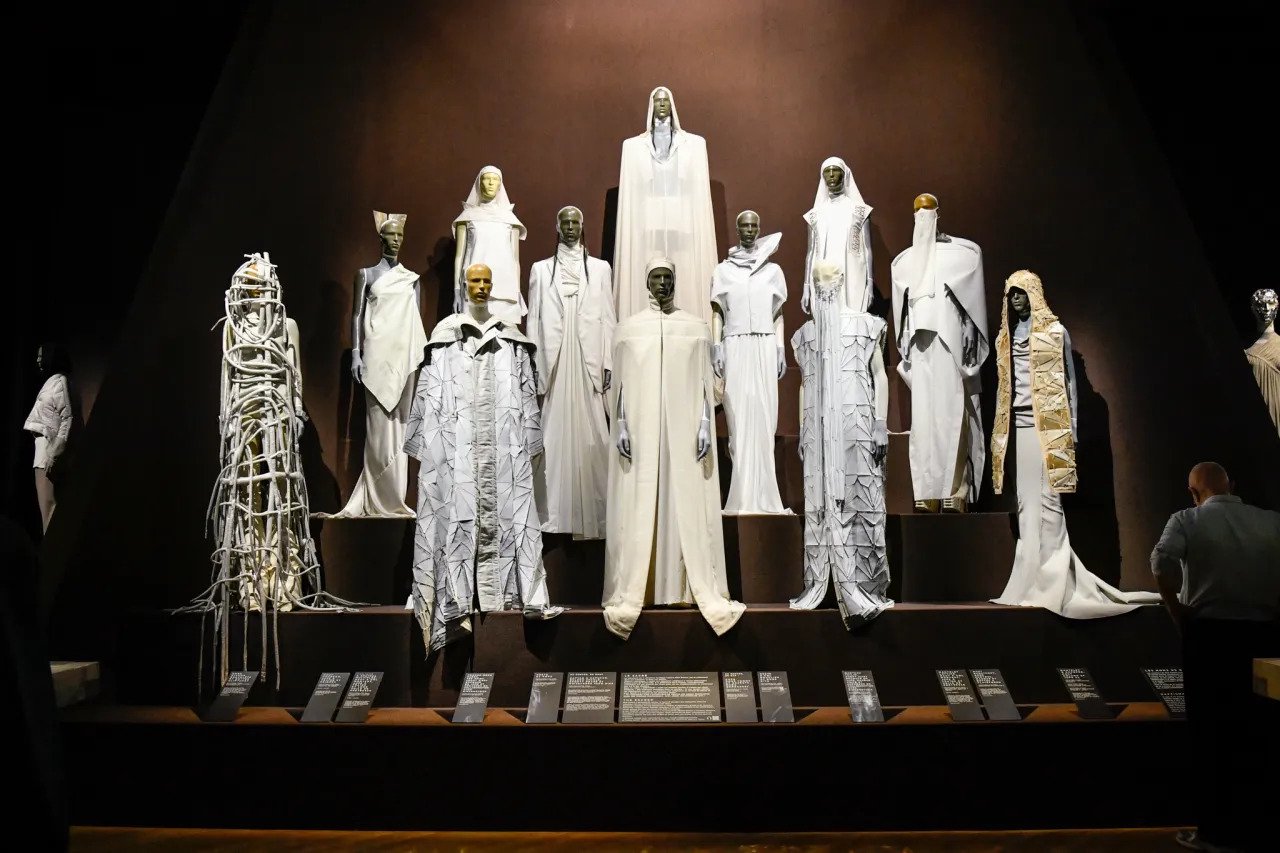 Hinh anh Rick Owens SS26: Có điều gì sau một đền đài "tàn khốc"? 4