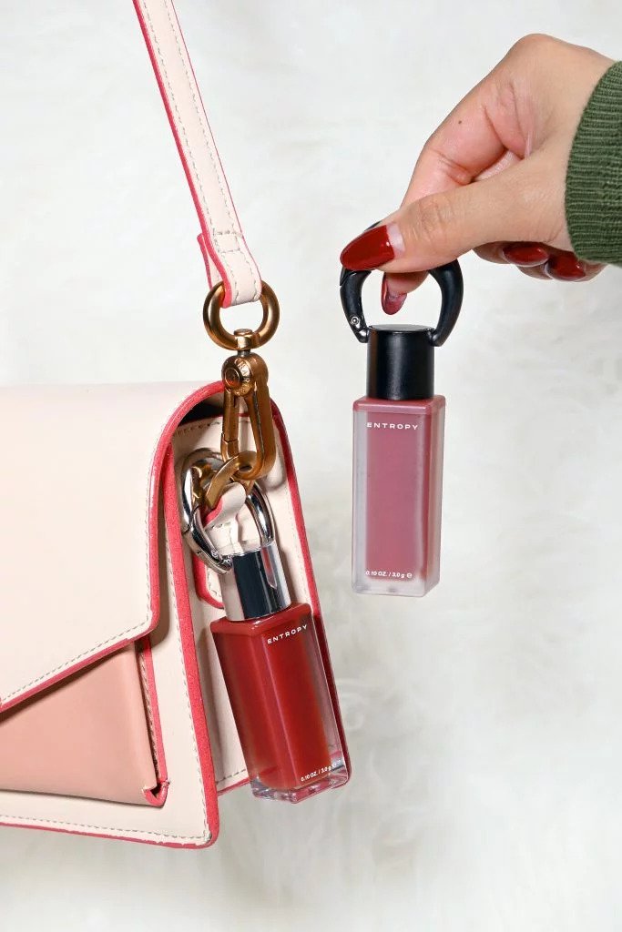 Hinh anh Đây là lý do khiến túi Miu Miu xuất hiện dày đặc trên TikTok hay Pinterest, không phải vì giá trị biểu tượng đơn thuần, mà vì nó tạo điều kiện cho người dùng “thêm thắt câu chuyện của riêng mình”. 3