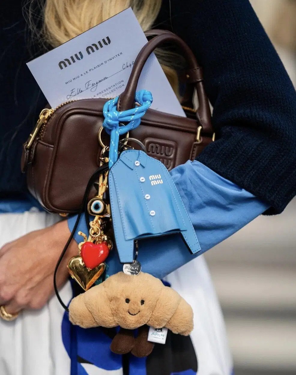 Hinh anh Đây là lý do khiến túi Miu Miu xuất hiện dày đặc trên TikTok hay Pinterest, không phải vì giá trị biểu tượng đơn thuần, mà vì nó tạo điều kiện cho người dùng “thêm thắt câu chuyện của riêng mình”. 5