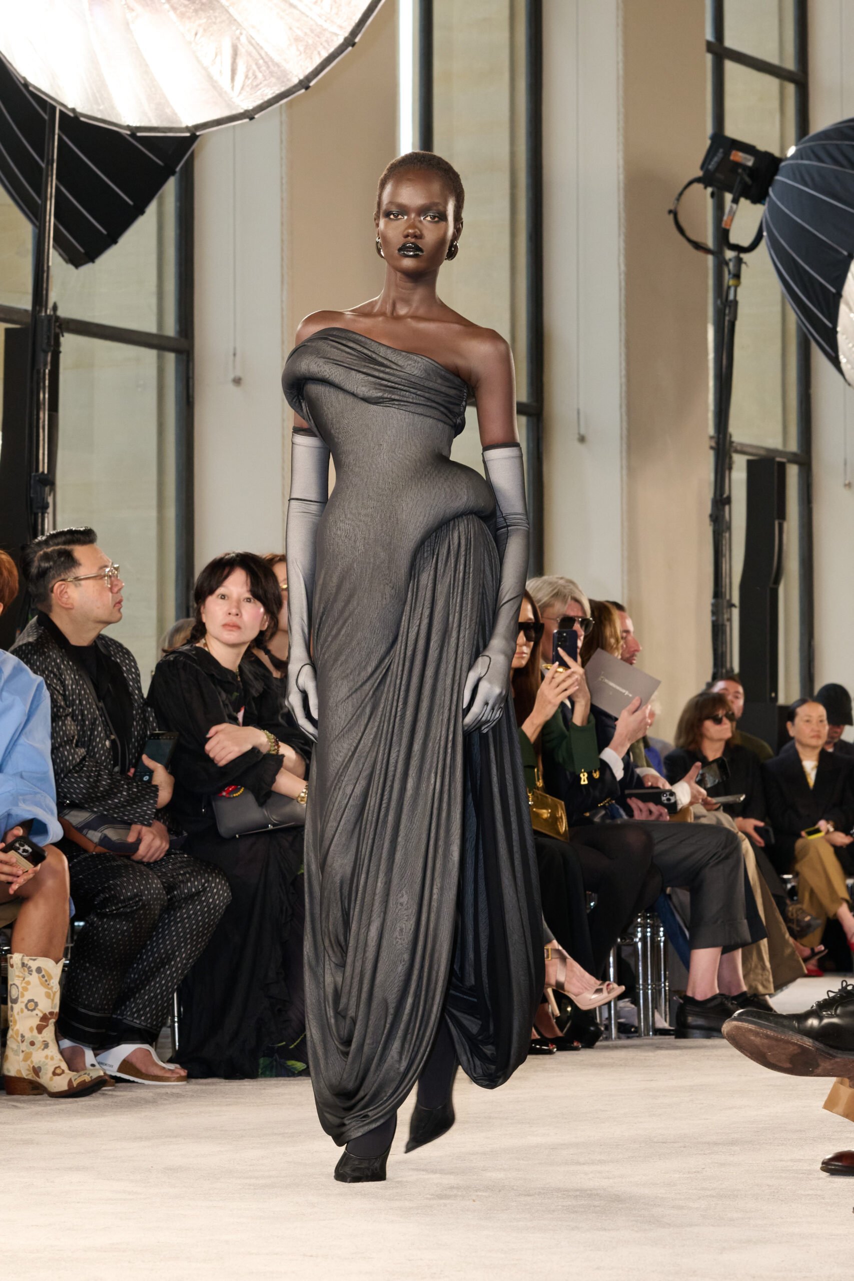 Hinh anh Schiaparelli Fall/ Winter 2025 Couture: Daniel Roseberry thách thức định nghĩa thời gian từ quá khứ, hiện tại đến tương lai 20