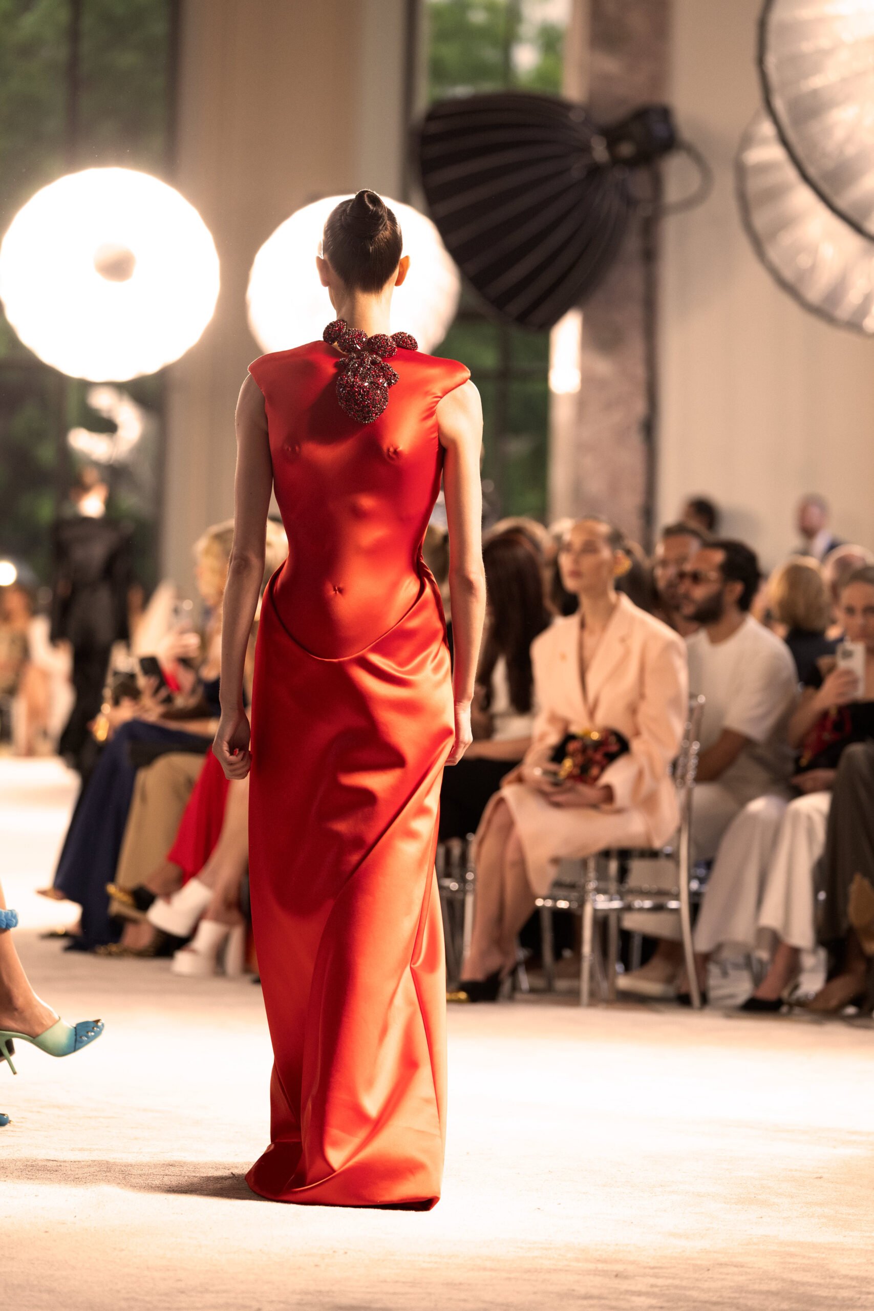 Hinh anh Schiaparelli Fall/ Winter 2025 Couture: Daniel Roseberry thách thức định nghĩa thời gian từ quá khứ, hiện tại đến tương lai 25