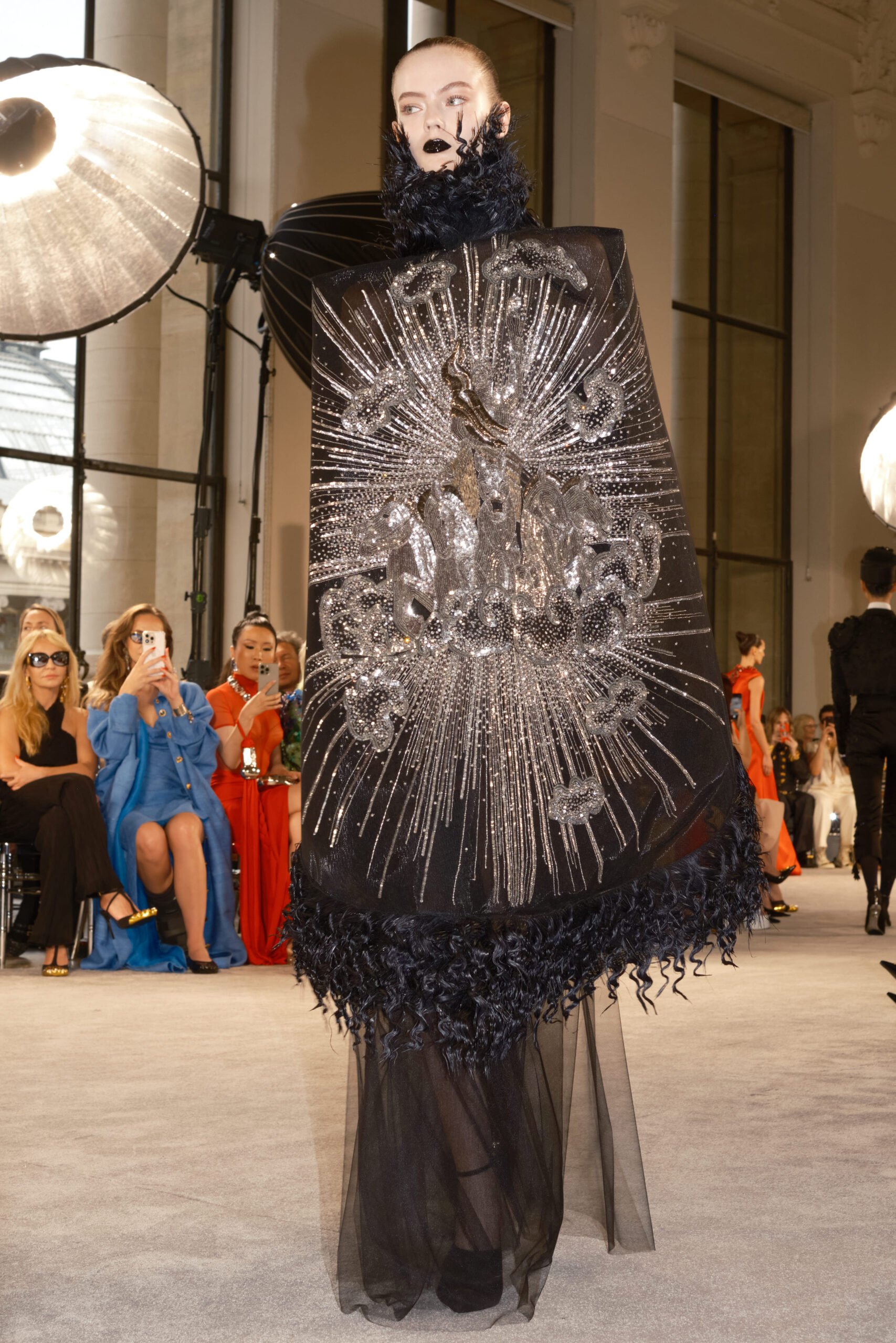 Hinh anh Schiaparelli Fall/ Winter 2025 Couture: Daniel Roseberry thách thức định nghĩa thời gian từ quá khứ, hiện tại đến tương lai 1