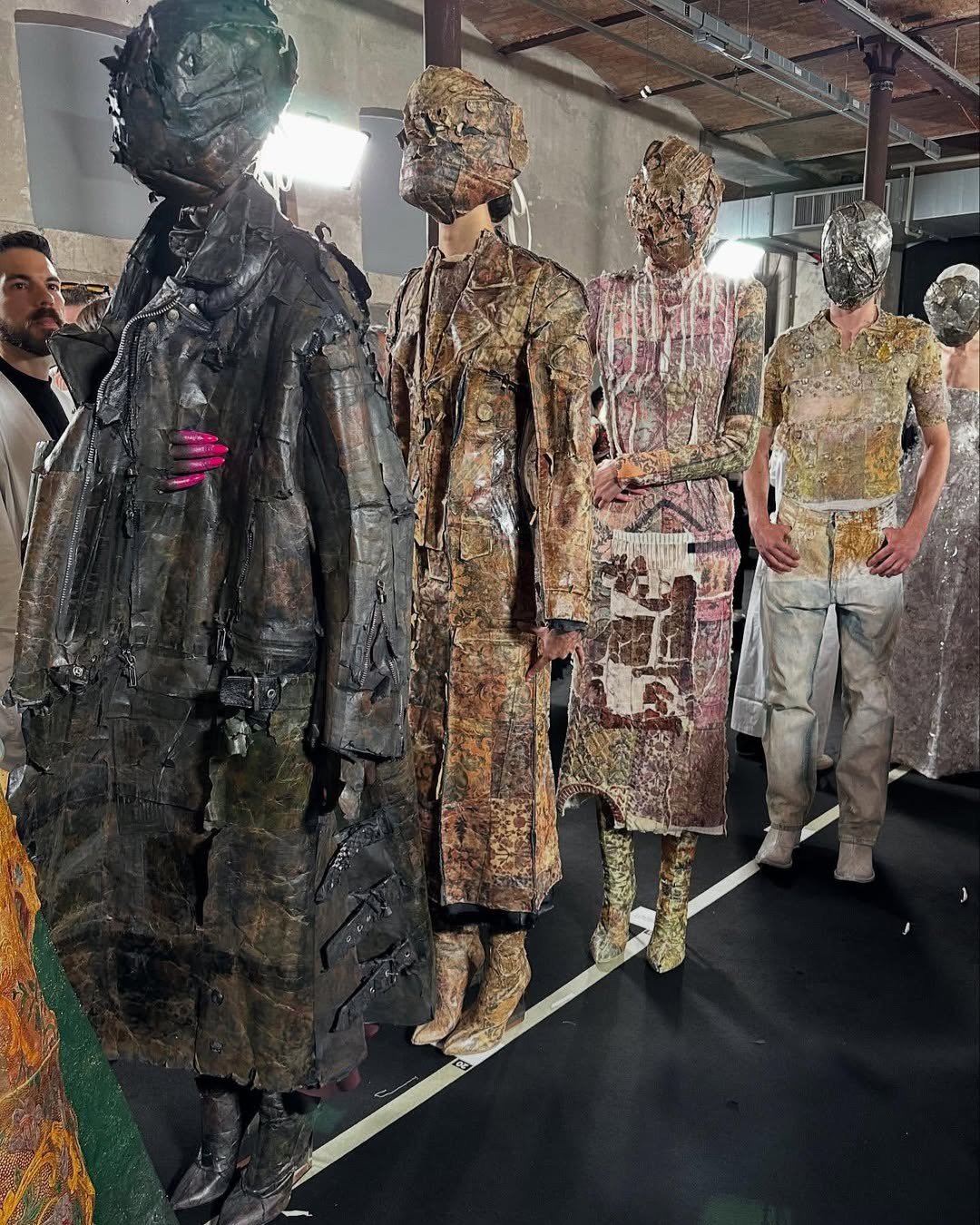 Hinh anh Maison Margiela Fall 2025 Couture: Tuyên ngôn phục dựng cái đẹp từ đổ nát của Glenn Martens 2