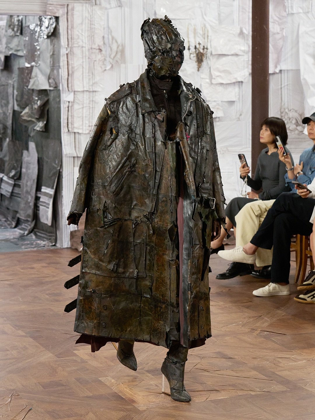 Hinh anh Maison Margiela Fall 2025 Couture: Tuyên ngôn phục dựng cái đẹp từ đổ nát của Glenn Martens 5