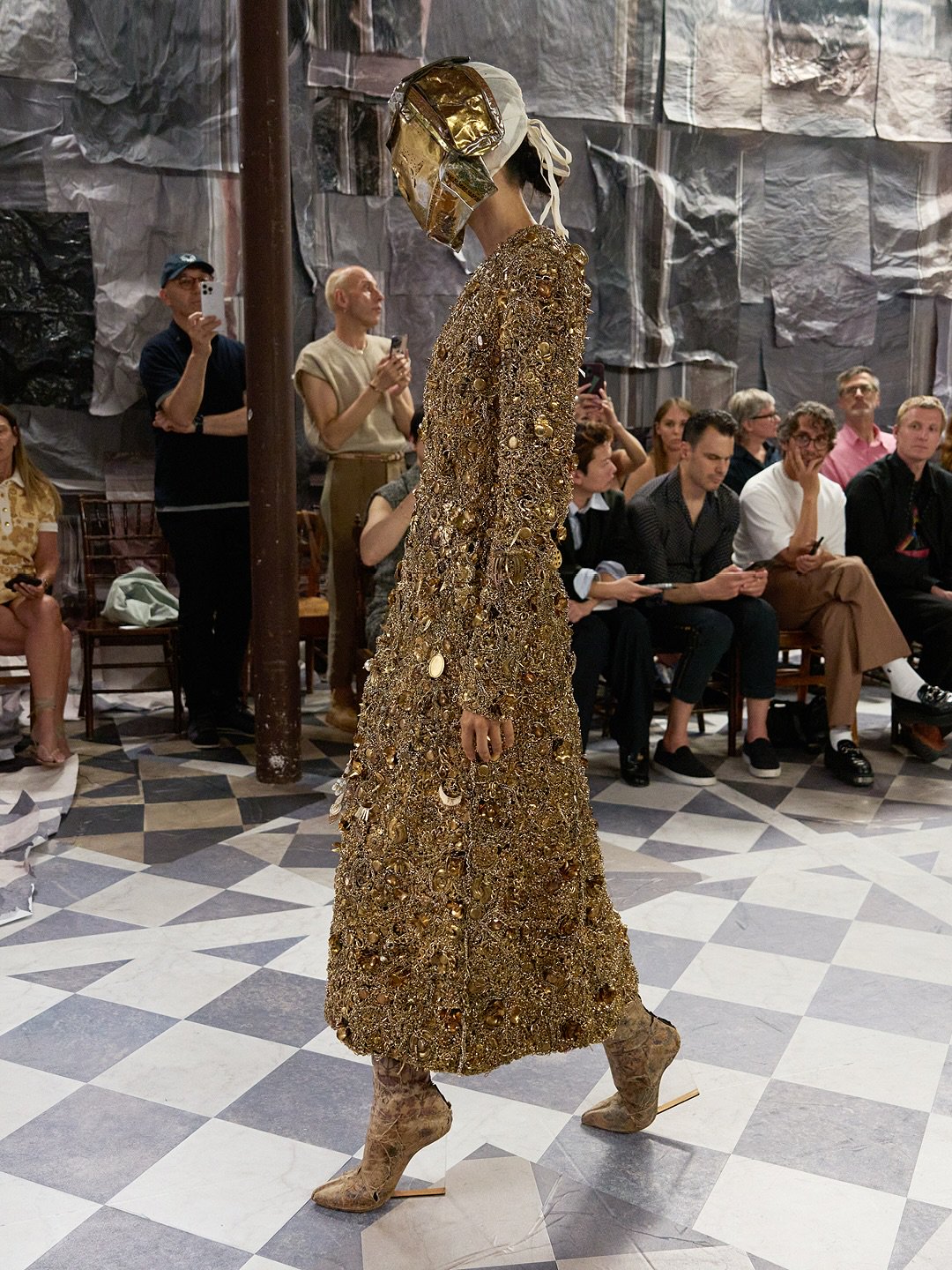Hinh anh Maison Margiela Fall 2025 Couture: Tuyên ngôn phục dựng cái đẹp từ đổ nát của Glenn Martens 6