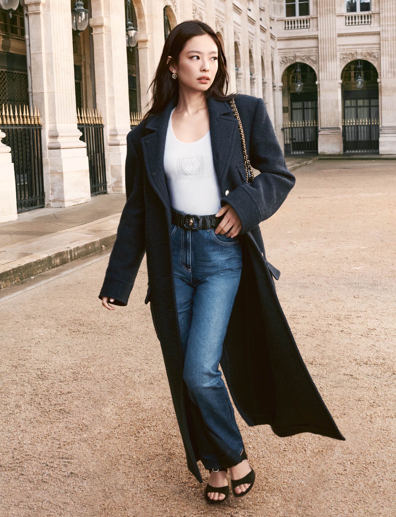 Hinh anh Jennie trong chiến dịch CHANEL Pre-Fall 2025: một vai diễn không lời giữa hoài niệm và quyền lực nữ tính 1