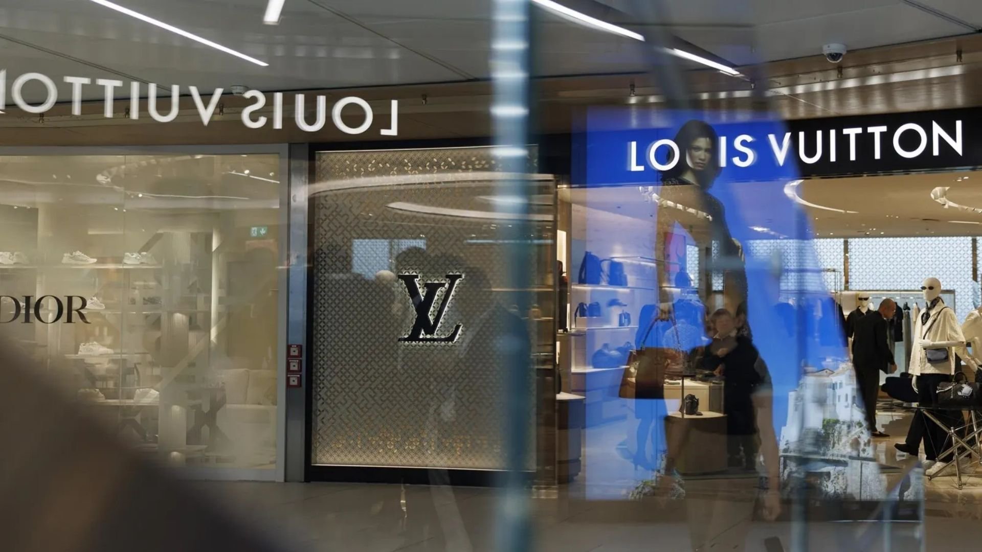 Hinh anh Dior và Louis Vuitton hạ cánh tại sân bay hàng đầu Milan 1