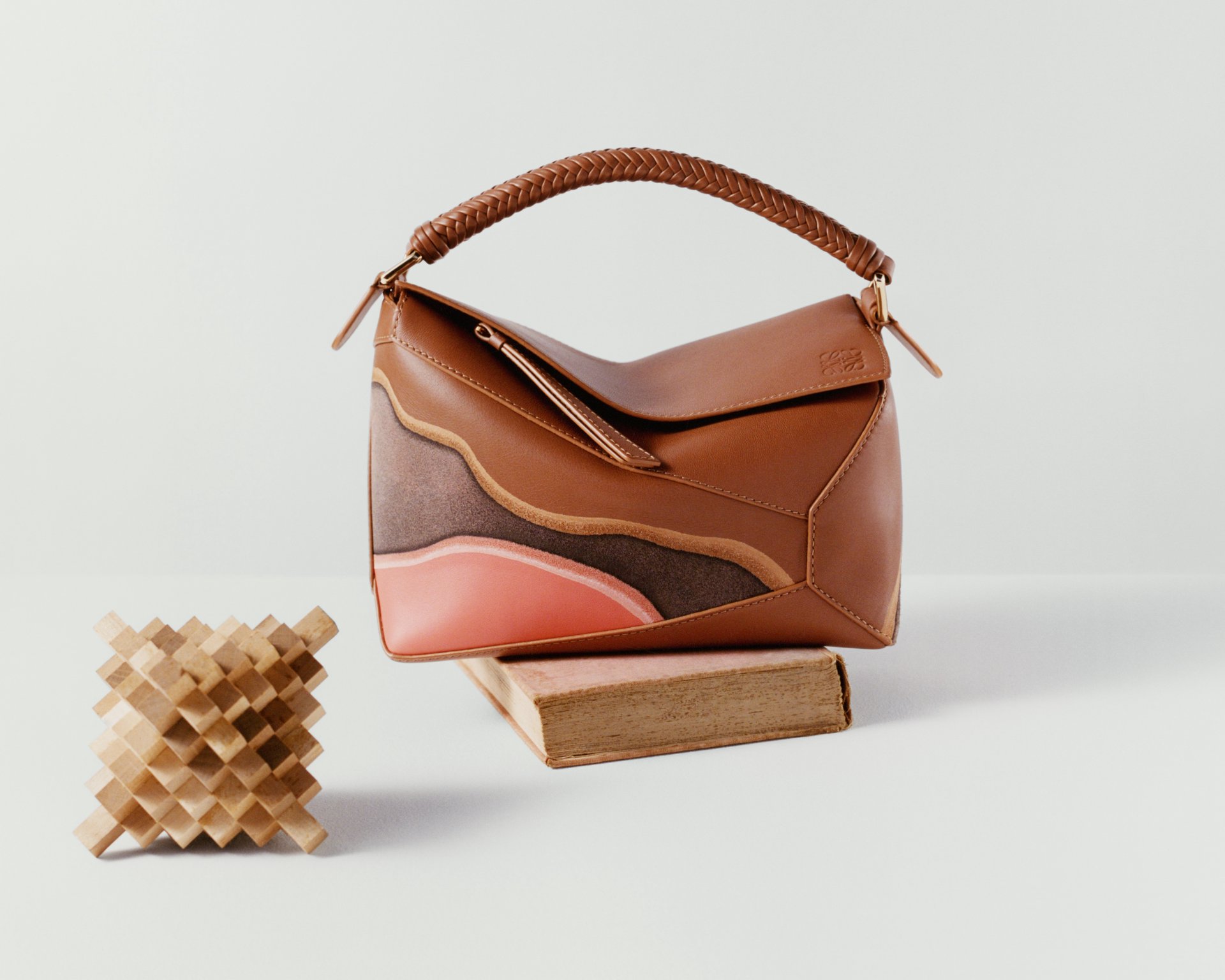 Hinh anh LOEWE Landscape Series: Khi da thuộc tái hiện địa hình thiên nhiên 3