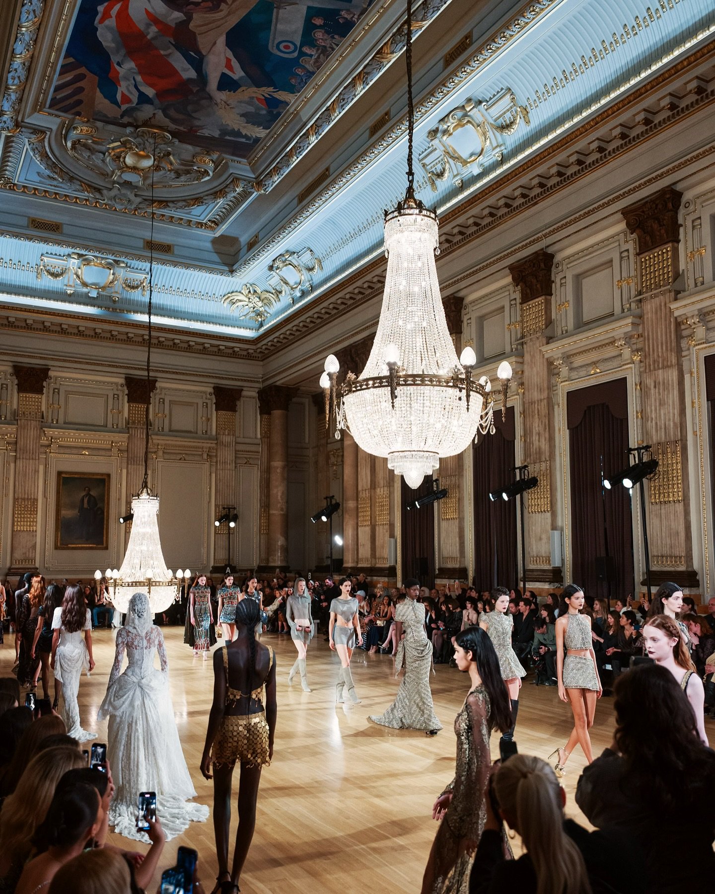 Hinh anh London Fashion Week SS26: Tạm dừng để tiến xa hơn 1