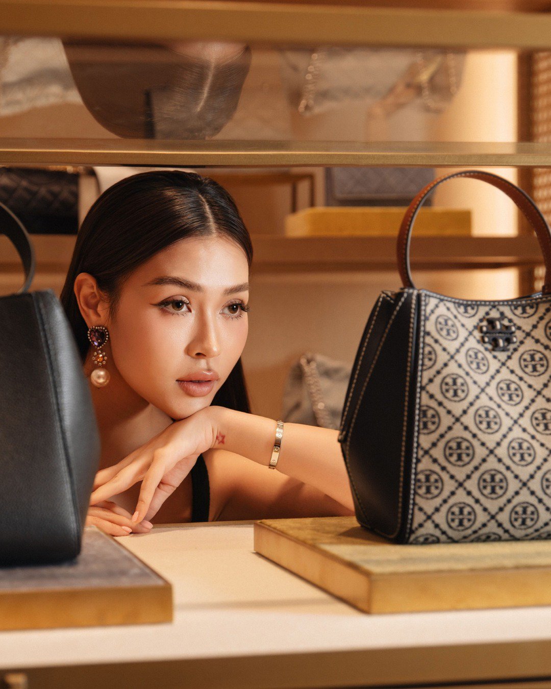 Hinh anh Tory Burch ra mắt BST Chớm Thu 2025: Bản phối giao mùa trong phom dáng tự do 7