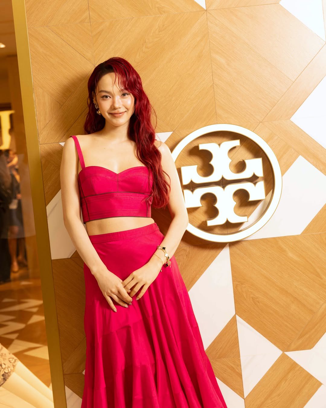 Hinh anh Tory Burch ra mắt BST Chớm Thu 2025: Bản phối giao mùa trong phom dáng tự do 4