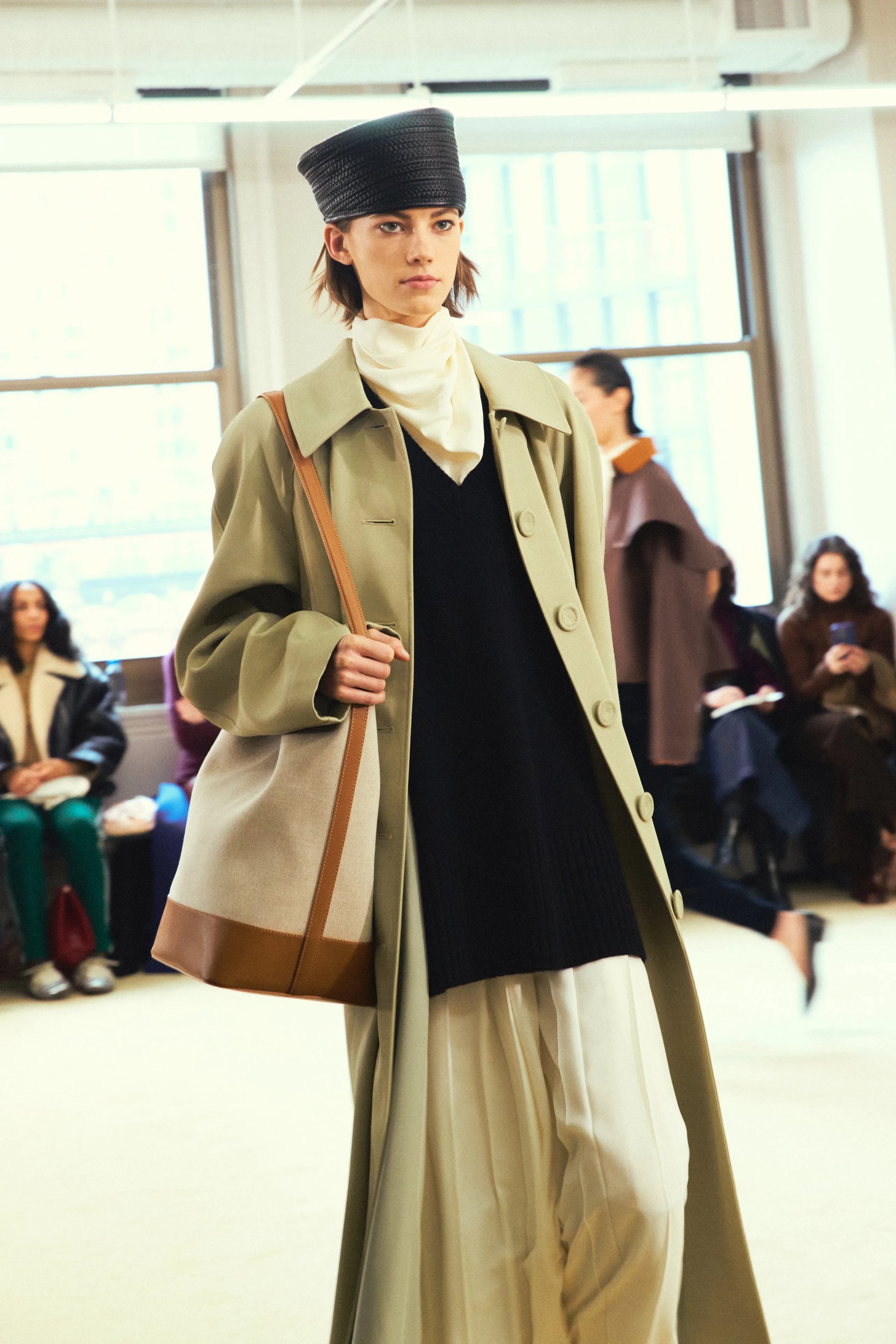 Hinh anh Mũ hộp (Pillbox hat): Biểu tượng cũ, tuyên ngôn mới 8