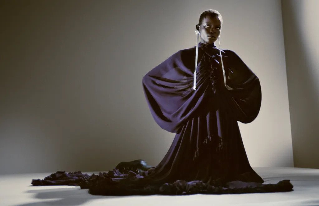 Hinh anh Chiến dịch Thu-Đông 2025 McQueen: Khi Gothic hiện đại gọi tên Alex Consani 3