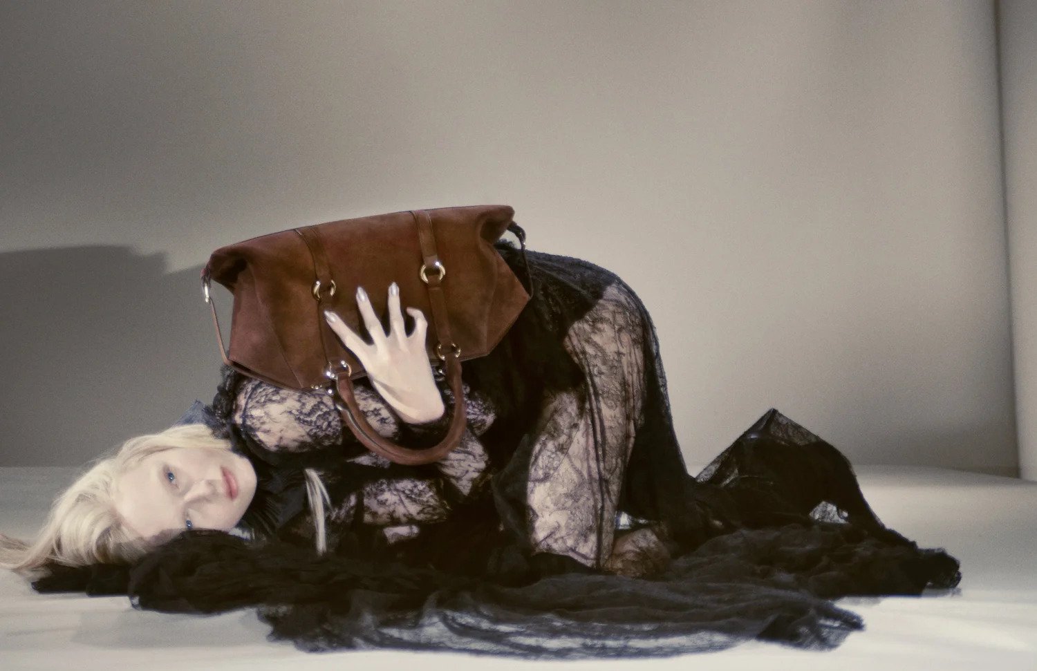 Hinh anh Chiến dịch Thu-Đông 2025 McQueen: Khi Gothic hiện đại gọi tên Alex Consani 4
