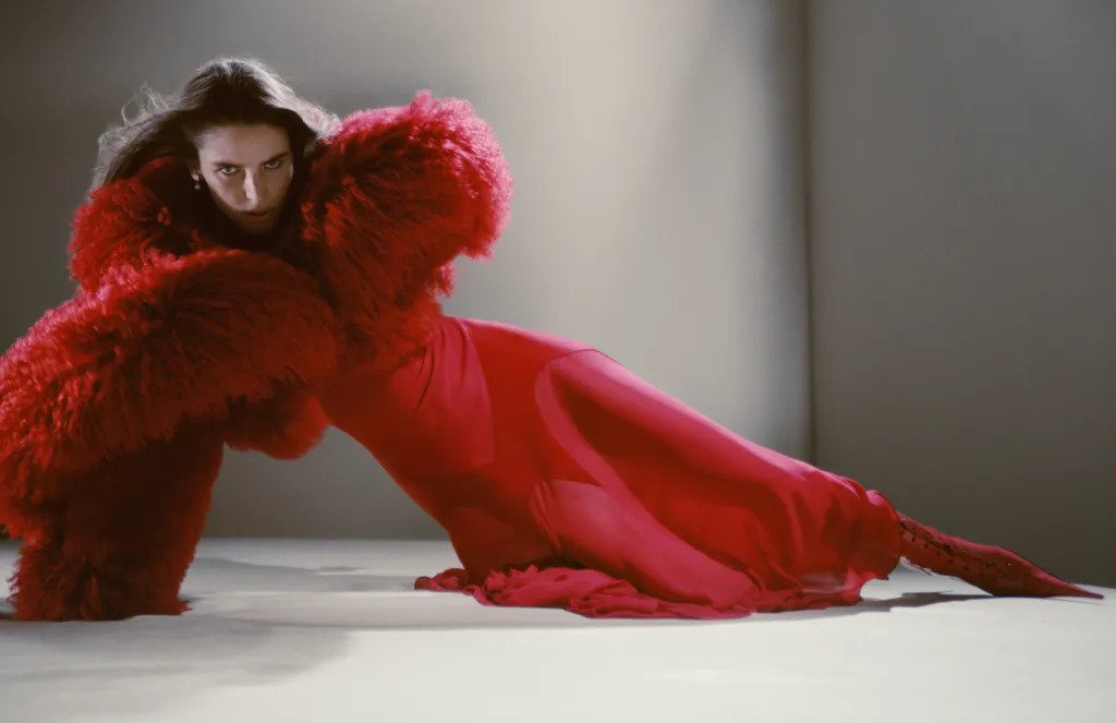Hinh anh Chiến dịch Thu-Đông 2025 McQueen: Khi Gothic hiện đại gọi tên Alex Consani 6