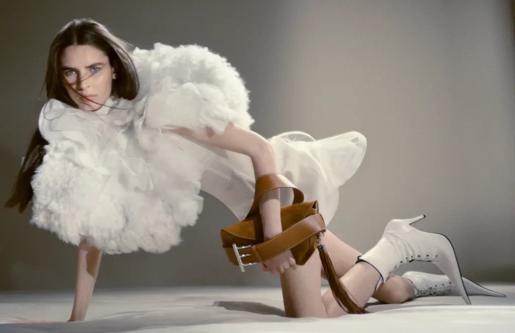 Hinh anh Chiến dịch Thu-Đông 2025 McQueen: Khi Gothic hiện đại gọi tên Alex Consani 7