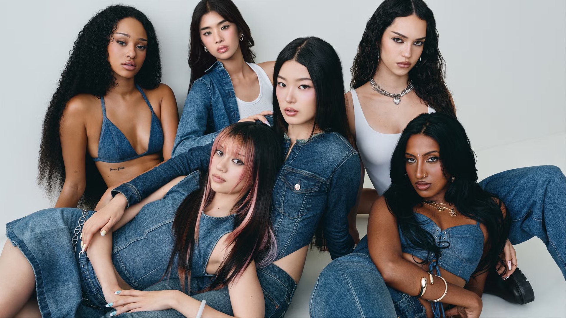 Hinh anh Sophia (KATSEYE) chia sẻ: “Gap didn’t ask us to fit in, they invited us to show up as we are. That’s what makes this moment so powerful” (Tạm dịch: Gap không yêu cầu chúng tôi phải hòa vào khuôn mẫu, họ mời chúng tôi xuất hiện đúng như chính mình. Chính vì thế mà khoảnh khắc này có ý nghĩa đặc biệt). 2