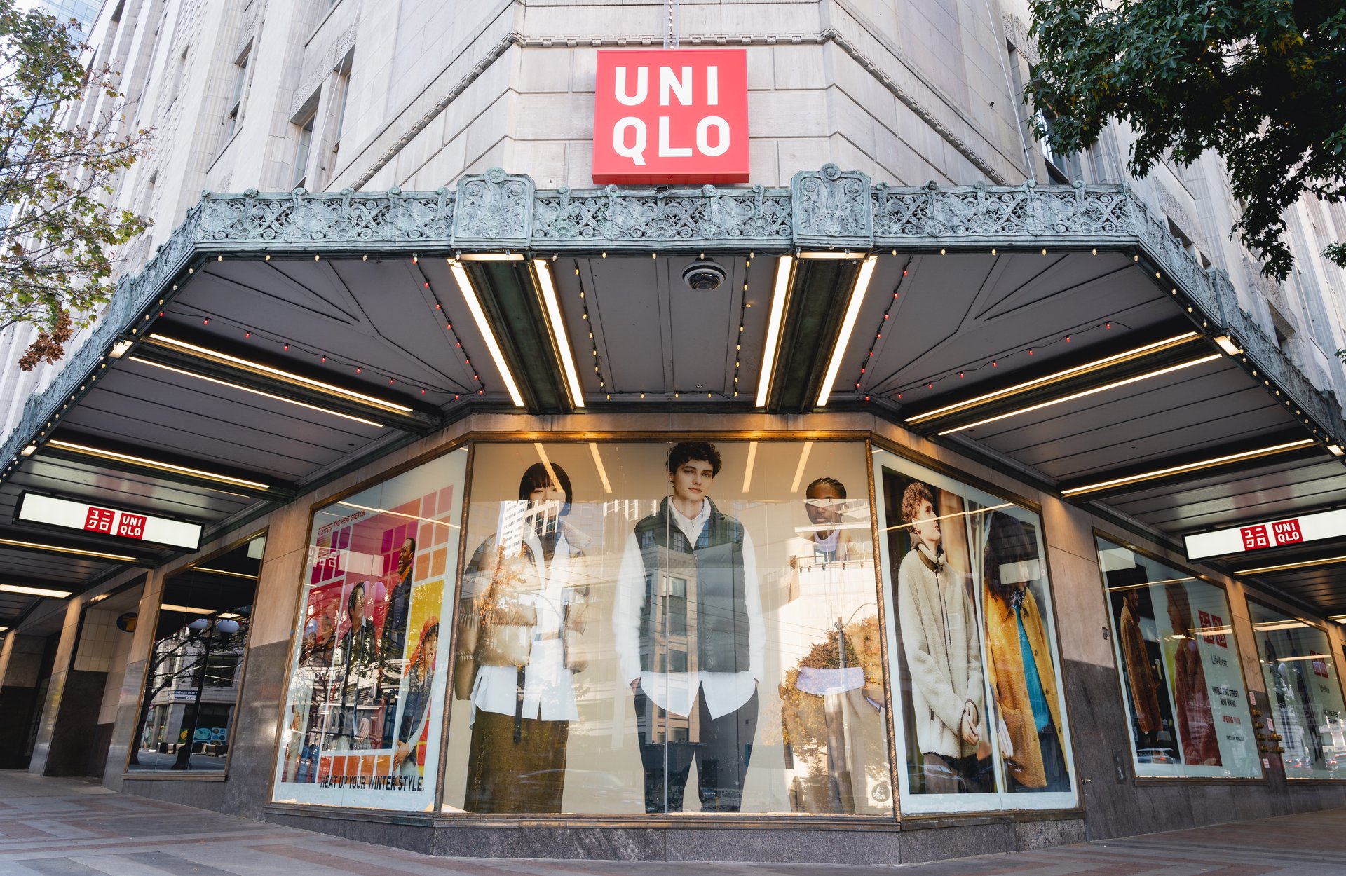 Hinh anh Từ những năm 1990, Uniqlo bùng nổ tại Nhật Bản và bắt đầu chiến lược vươn ra quốc tế vào đầu những năm 2000, mở cửa hàng tại các thị trường lớn như Trung Quốc, Hàn Quốc, Mỹ. Đến nay, thương hiệu sở hữu hơn 2.500 cửa hàng trên toàn cầu, trong đó gần 80 cửa hàng tại châu Âu. 1