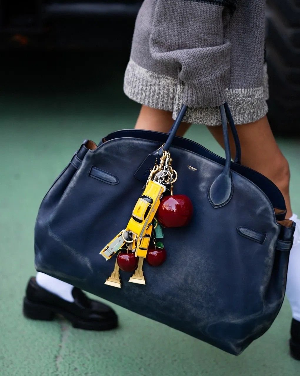 Hinh anh Từ “mom bag” thành “it bag” - Coach đã “tái xuất” cuộc chơi như thế nào? 8