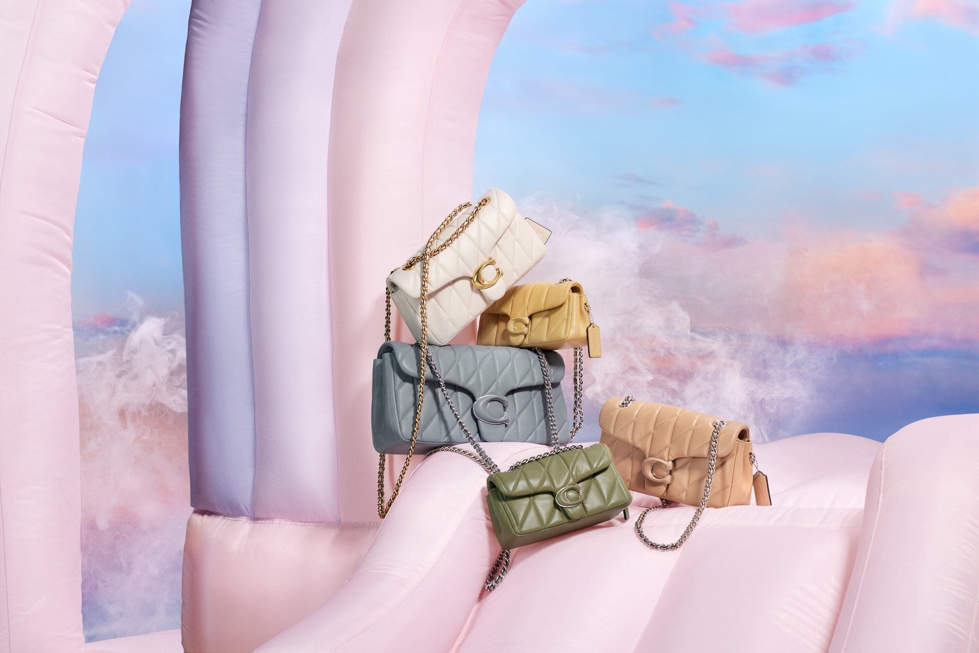Hinh anh Từ “mom bag” thành “it bag” - Coach đã “tái xuất” cuộc chơi như thế nào? 4