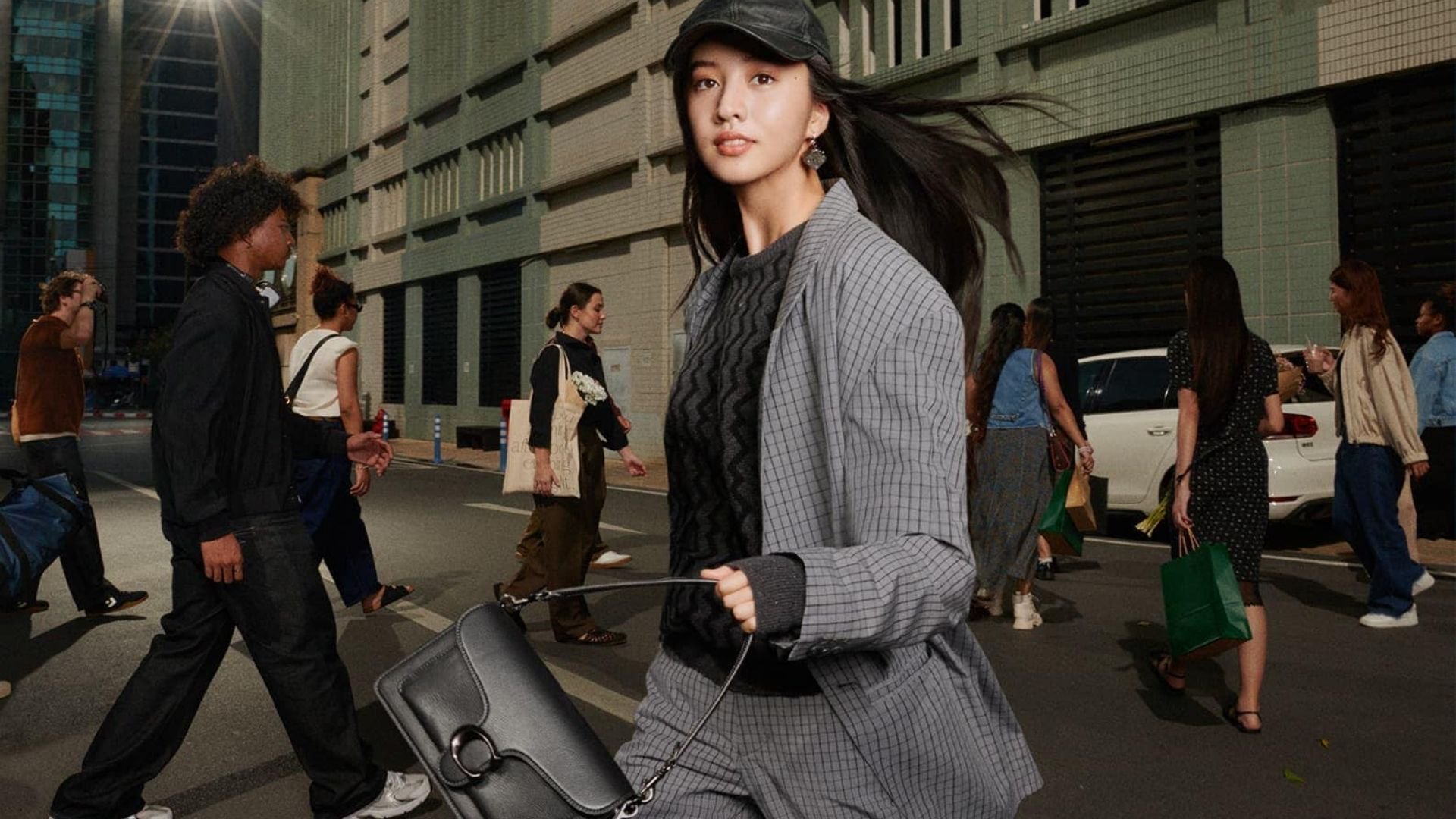 Hinh anh Từ “mom bag” thành “it bag” - Coach đã “tái xuất” cuộc chơi như thế nào? 6