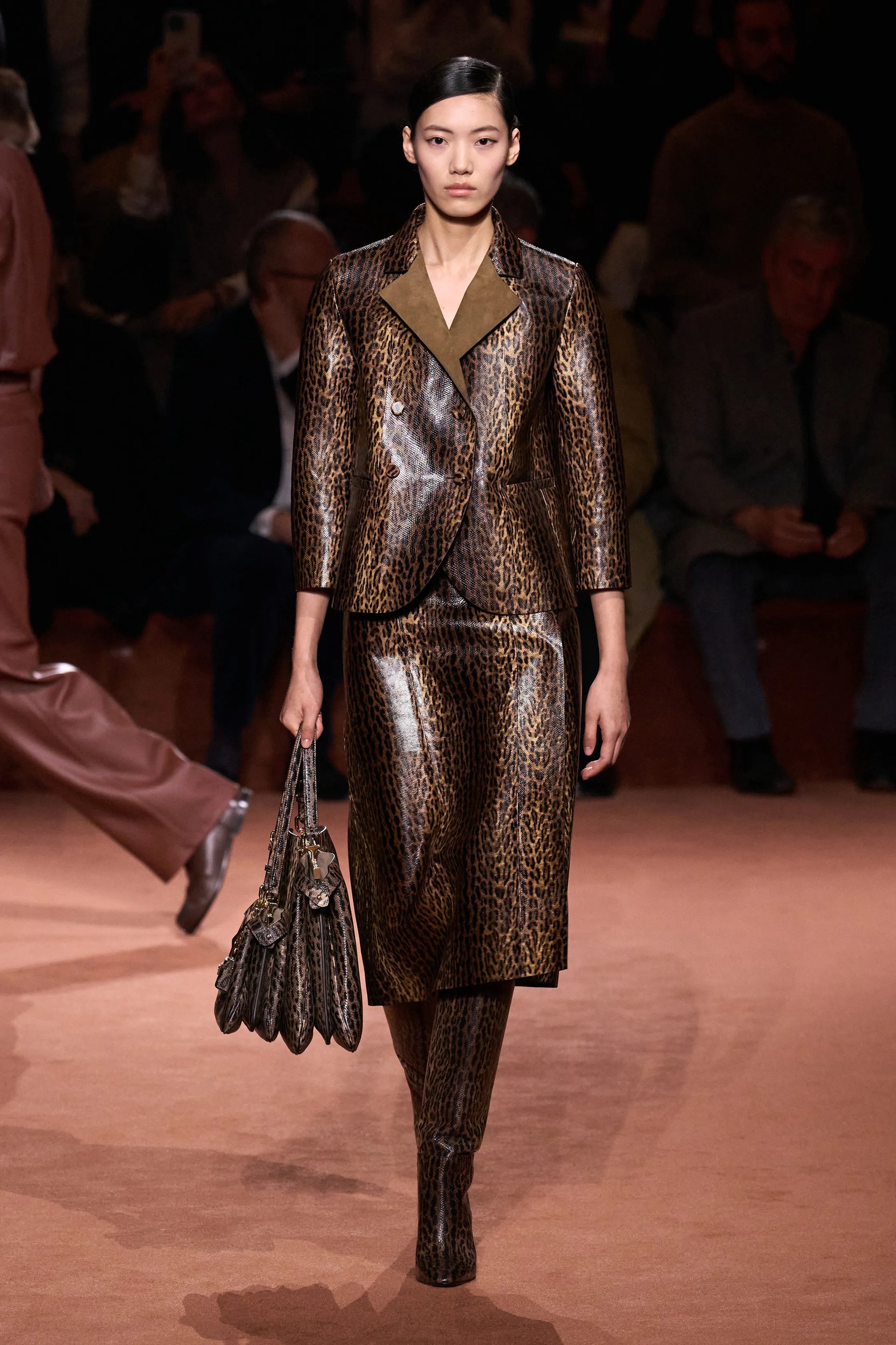 Hinh anh Thay vì là nơi khởi xướng xu hướng, sàn diễn giờ phải chạy theo TikTok. 11