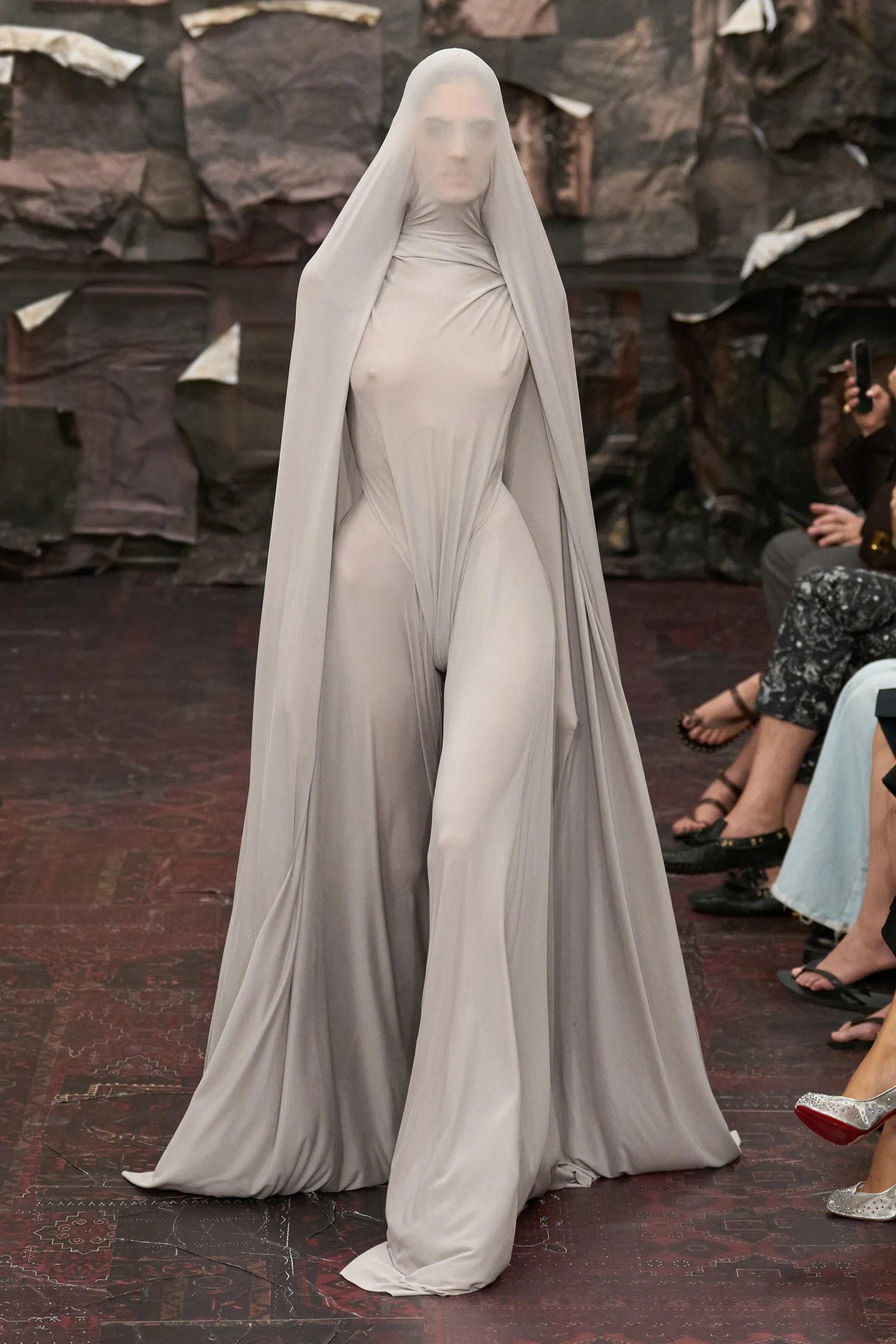 Hinh anh Trào lưu “mong manh” trỗi dậy: voan chiffon mỏng tang, ren rách, lụa nhàu nát 2