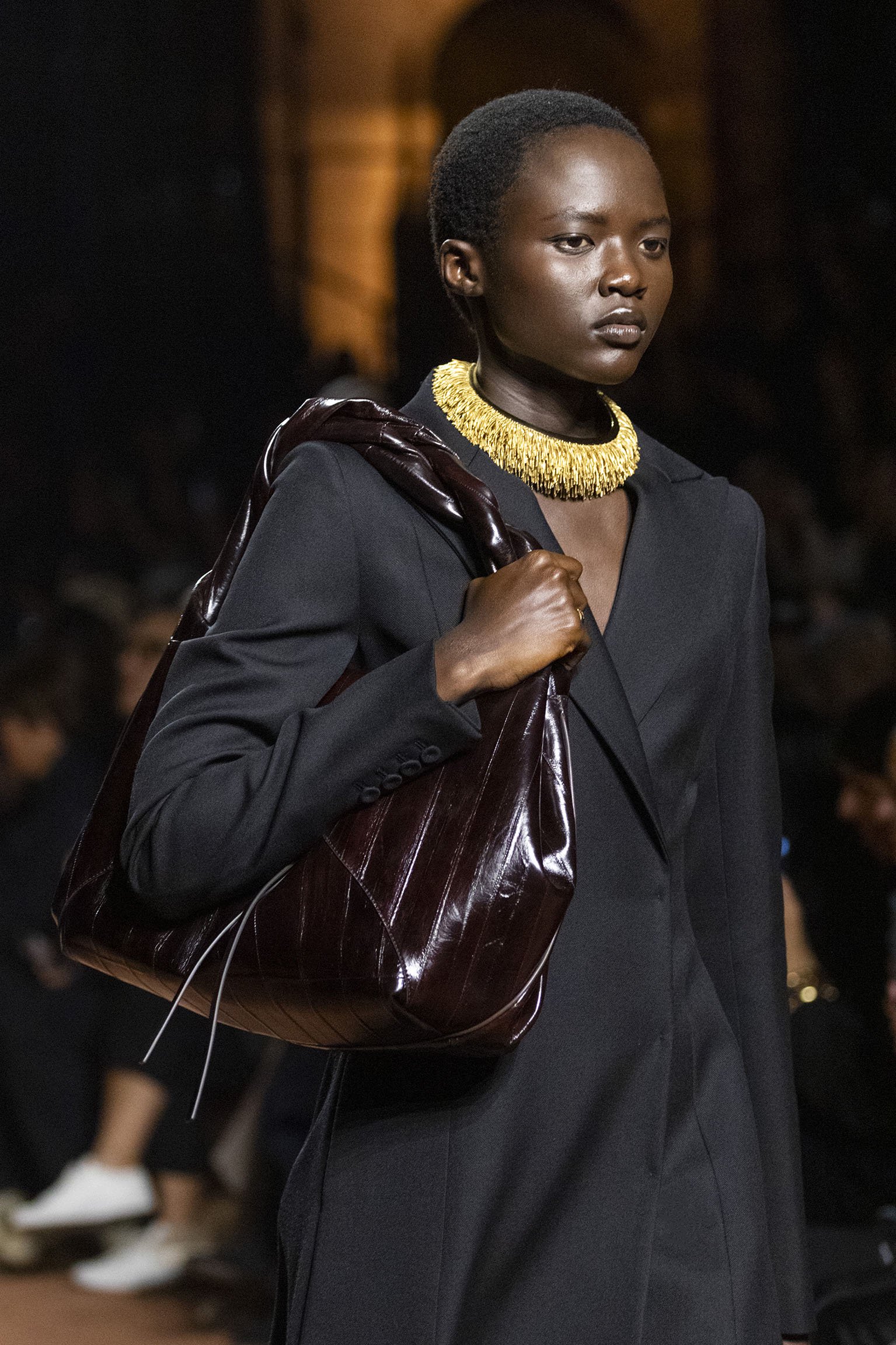 Hinh anh Must-have items Thu Đông 2025 gọi tên biểu tượng Y2K: Fendi Spy Bag 11