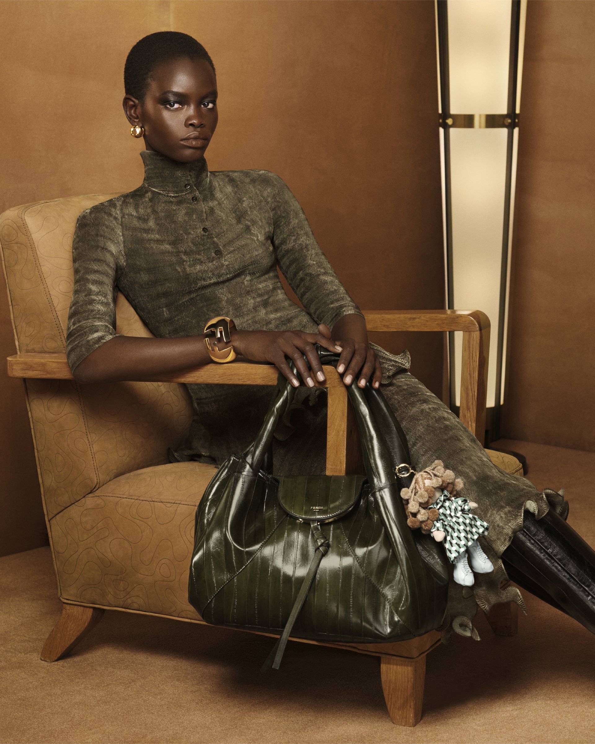 Hinh anh Must-have items Thu Đông 2025 gọi tên biểu tượng Y2K: Fendi Spy Bag 21