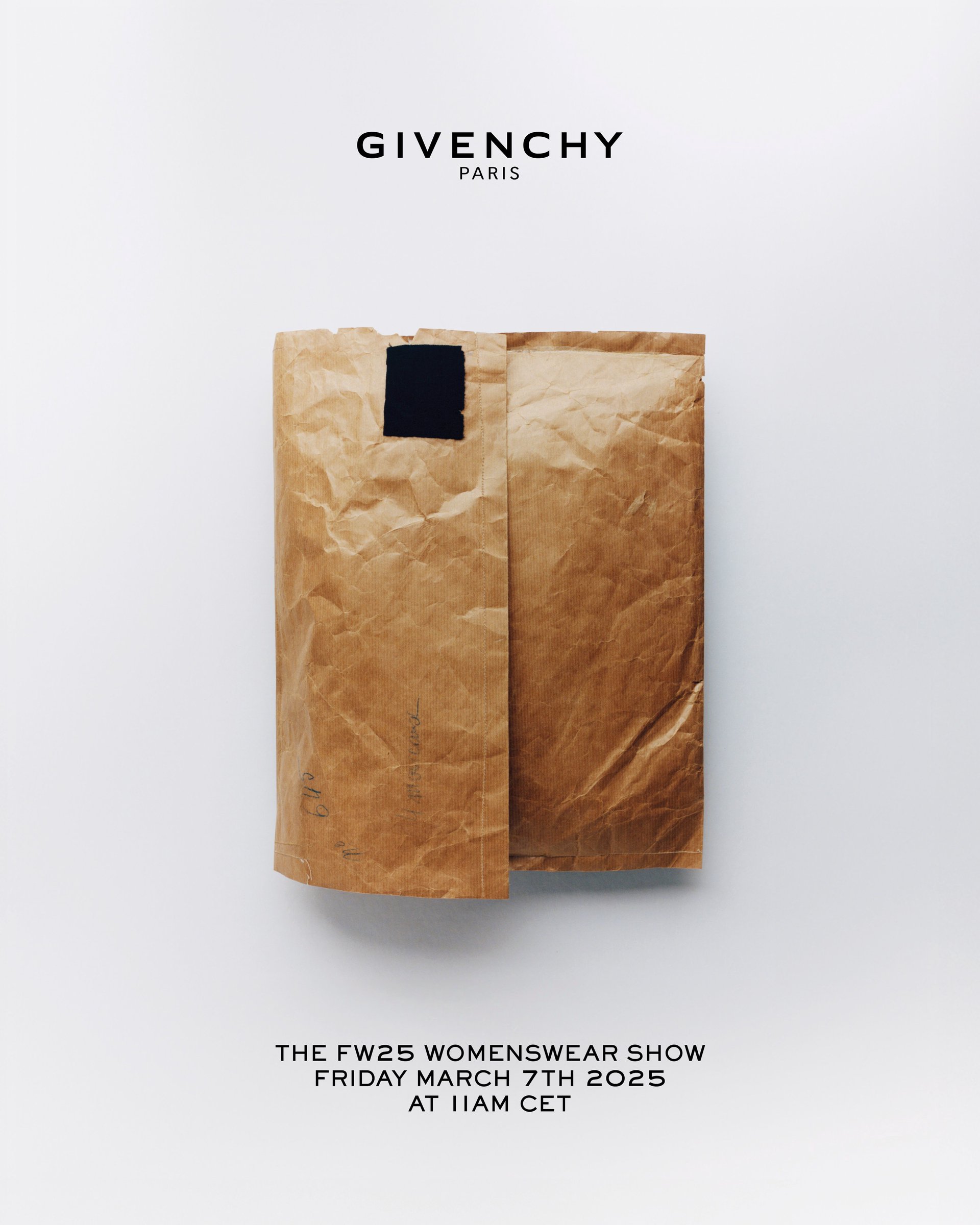 Hinh anh Givenchy: Những thớ giấy nâu hoài niệm 1