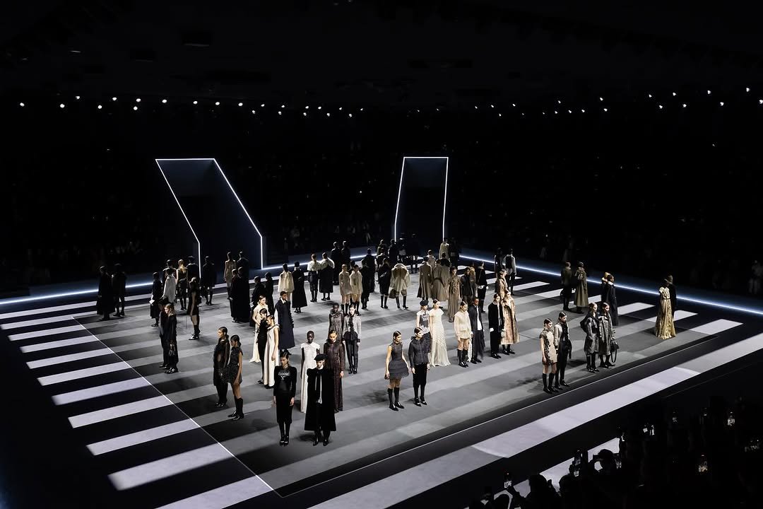 Hinh anh Givenchy: Những thớ giấy nâu hoài niệm 5