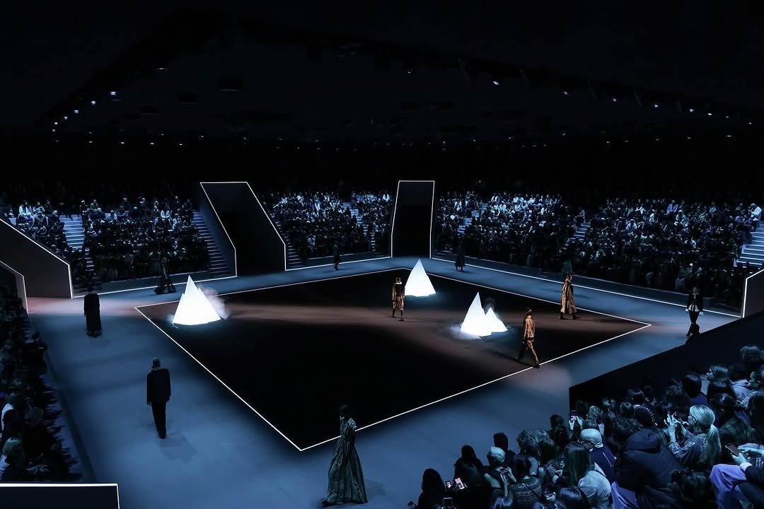 Hinh anh Givenchy: Những thớ giấy nâu hoài niệm 8