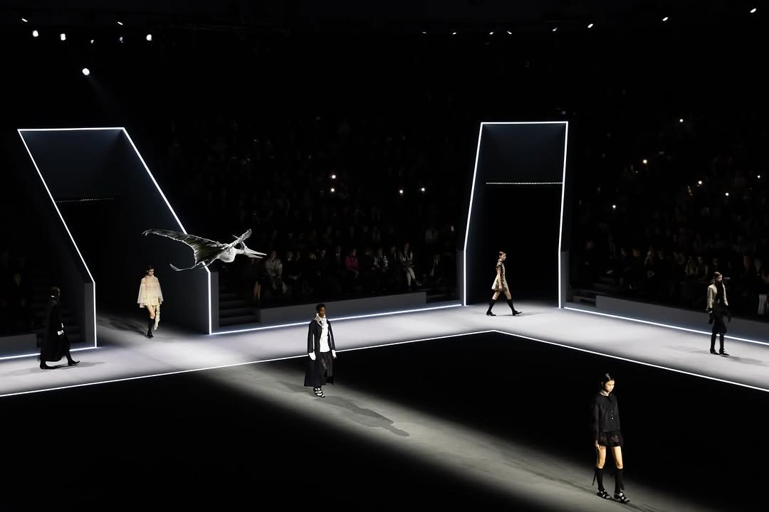 Hinh anh Givenchy: Những thớ giấy nâu hoài niệm 7