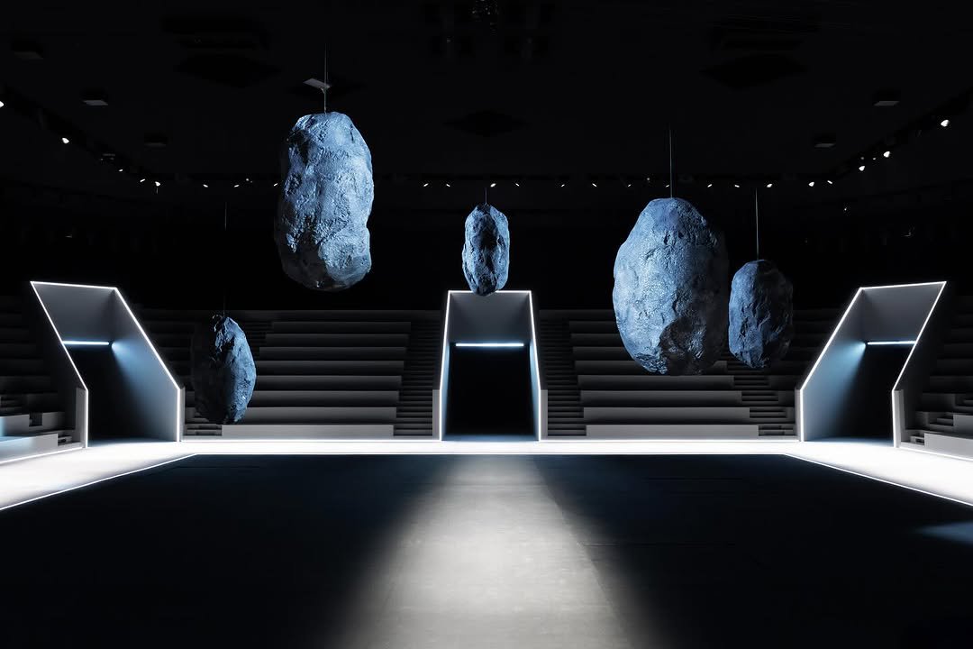 Hinh anh Givenchy: Những thớ giấy nâu hoài niệm 6