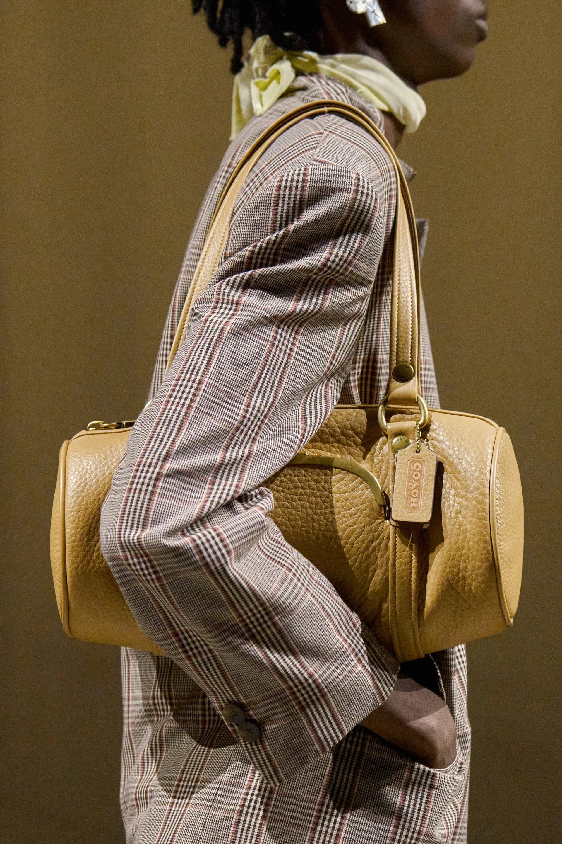 Hinh anh Một nửa số sách trên đầu giường nhà tôi là từ stoop sale. Và bọn trẻ thì mê mẩn thú bông, trang sức nhòe màu, hoặc chỉ đơn giản là một chiếc túi nhựa đã sờn mép mà chúng thấy có gì đó đặc biệt, Vevers kể. 2