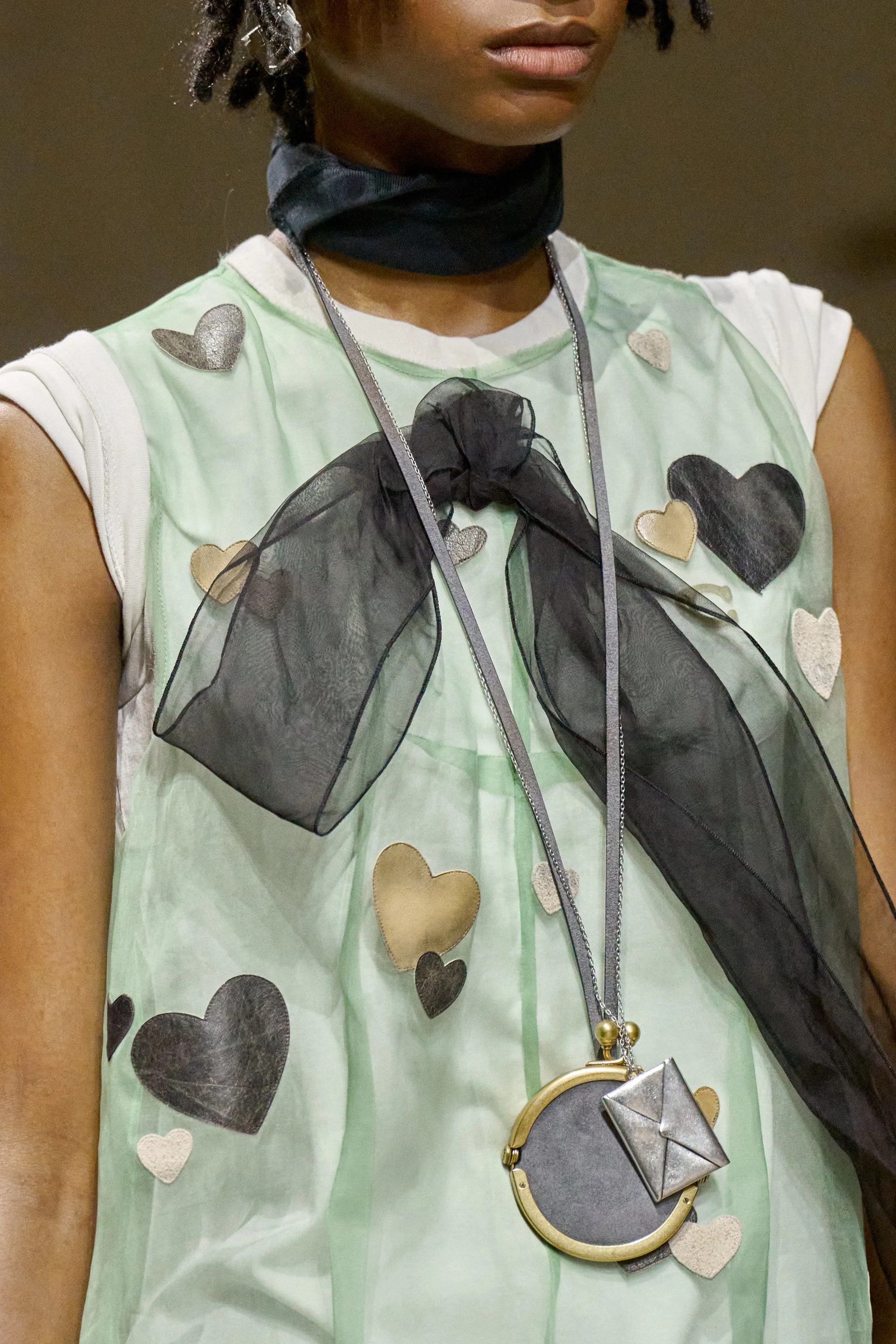 Hinh anh Vẫn là Coach bụi bặm, nhưng nay đã được mài bóng bằng thấu kính điện ảnh và không còn sợ ánh sáng chiếu vào. 4