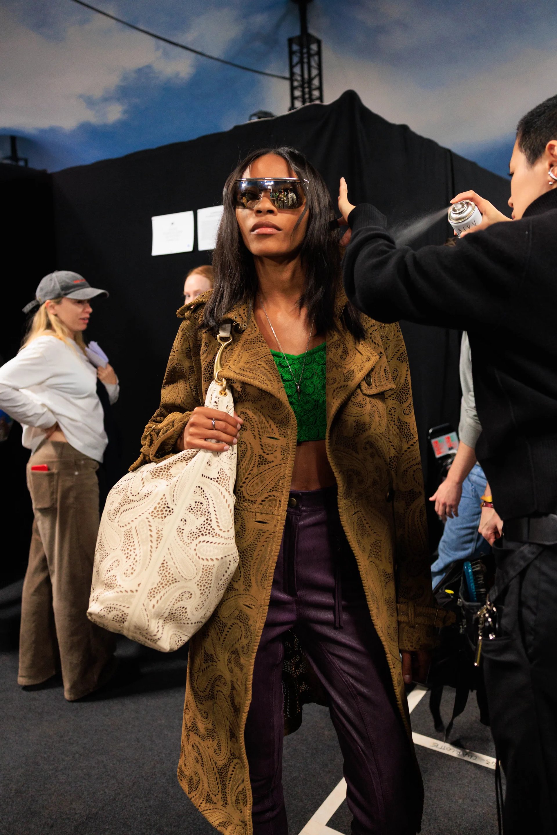 Hinh anh Daniel Lee chia sẻ rằng âm nhạc chính là sợi dây dẫn cảm hứng xuyên suốt. “Các nghệ sĩ âm nhạc luôn có gu thời trang tốt nhất.” 9