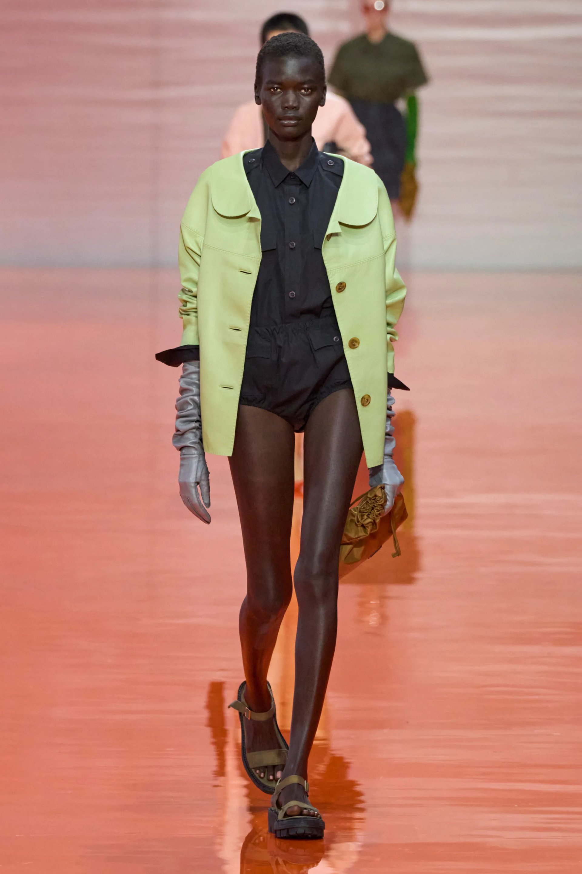 Hinh anh Silhouettes: Biến tấu chi tiết quen thuộc 5