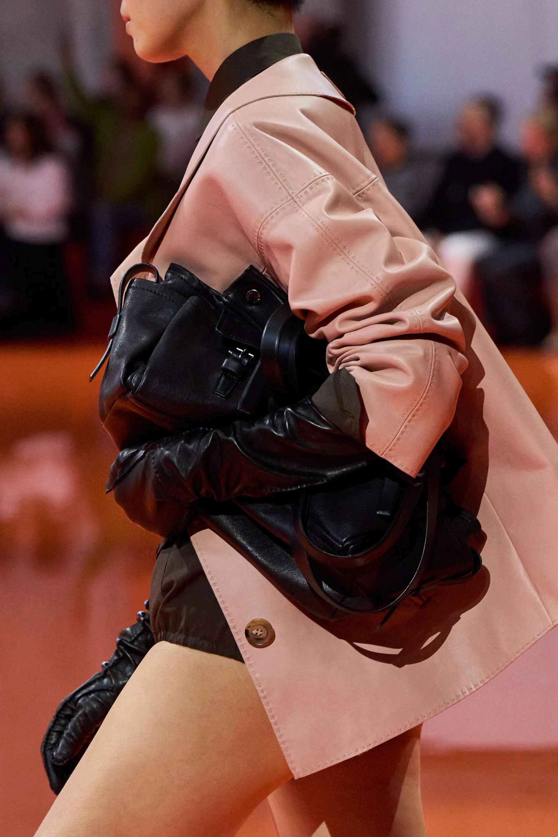 Hinh anh Phản ứng lệch nhịp của Prada SS26 trước kỷ nguyên quá tải 1