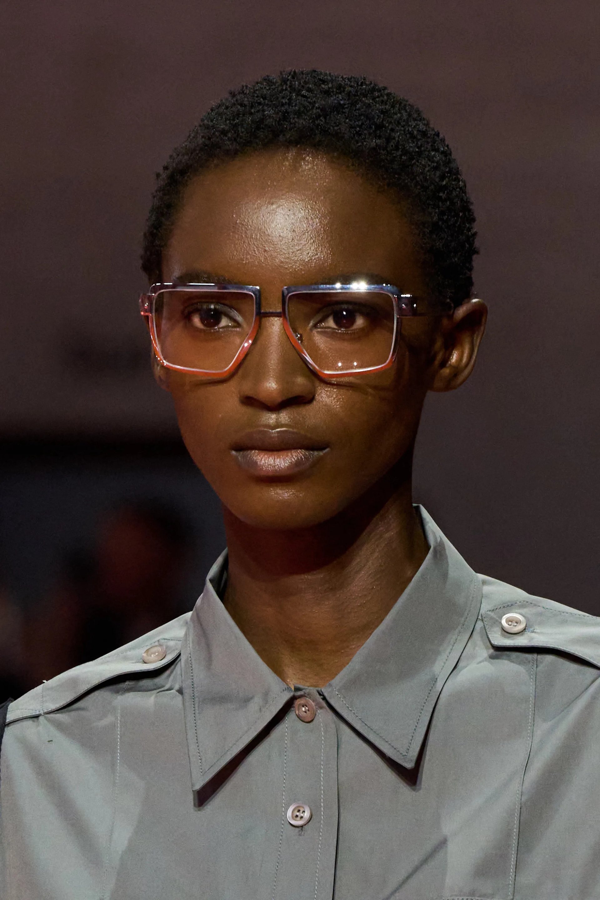 Hinh anh Ở đây, ta thấy rõ cách Prada xây dựng ngôn ngữ thời trang: không báng bổ quá khứ, nhưng cũng không thần thánh hóa. Họ “bóp méo” để tạo ra giá trị khác. Như Simons nói: “I hate nostalgia”. Bộ sưu tập này, dù dựa trên archetypes cũ (đồng phục, váy 94, bra cổ điển), nhưng không hề hoài niệm. Không có yếu tố pop, không có item sinh ra để viral. 1