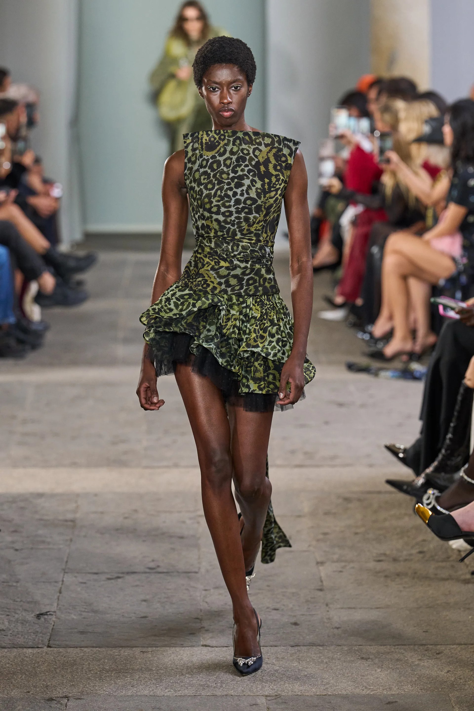 Hinh anh Không chỉ dừng ở georgette, satin hay chiffon, Koma còn đưa thêm những chất liệu gợi cảm giác chạm mạnh hơn như ren, lông thú và biến thể họa tiết da báo để đẩy cao tính kịch tính. 7