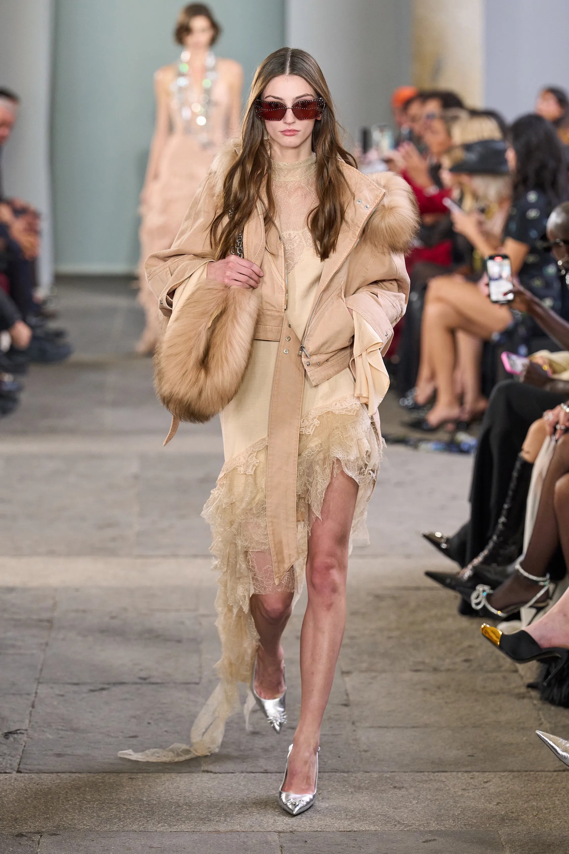 Hinh anh Không chỉ dừng ở georgette, satin hay chiffon, Koma còn đưa thêm những chất liệu gợi cảm giác chạm mạnh hơn như ren, lông thú và biến thể họa tiết da báo để đẩy cao tính kịch tính. 4